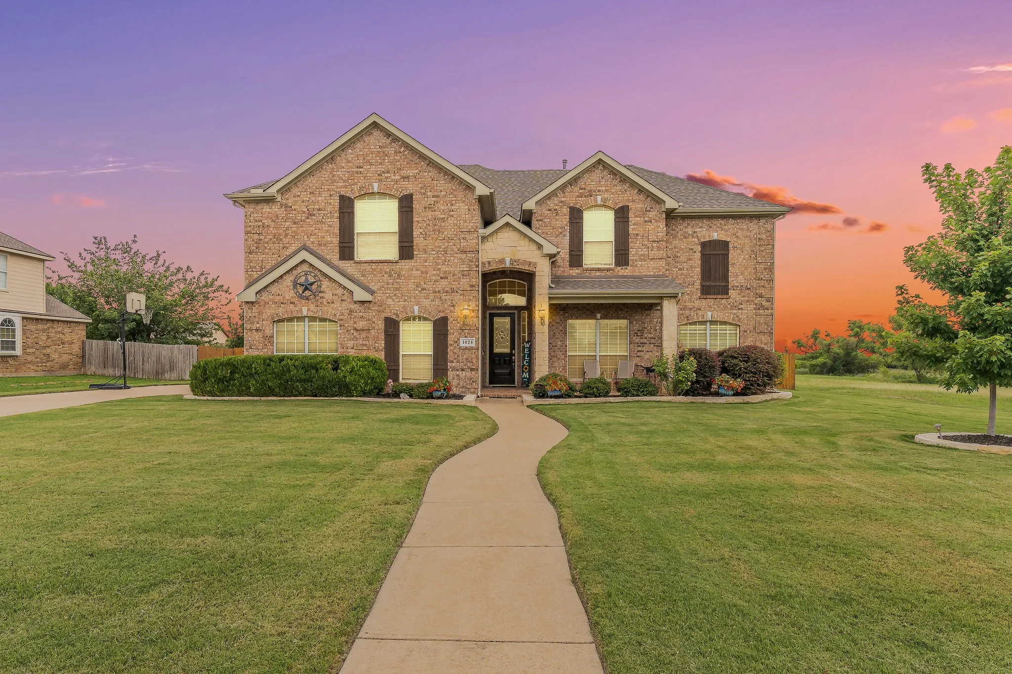 Single Family Residence For Sale in Tarrant County , 1424 Bassett Hound Drive, Fort Worth, Texas 76052, 5 Bedroom, 4 Bathroom, 4 Garage spaces, 4,421 Sqft, built in 2006, mls#21305953, Real Estate Agent in Fort Worth, Homes For Sale in Tarrant county, Homes For Sale in Fort Worth, Realtor in Fort Worth Texas, Real Estate Brokerage Independent Realty Texas, Luminita Cordes Realtor