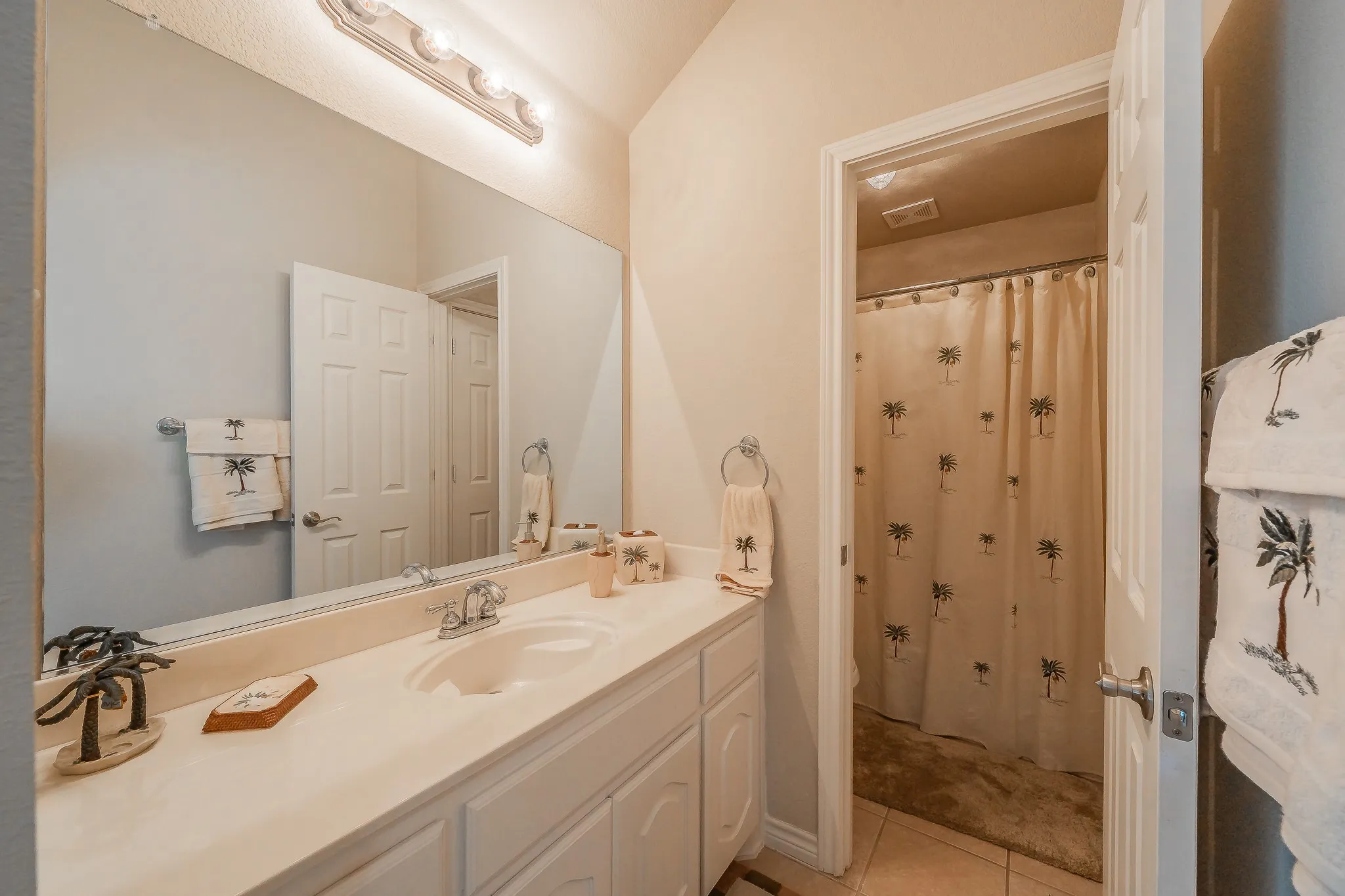 Single Family Residence For Sale in Tarrant County , 1424 Bassett Hound Drive, Fort Worth, Texas 76052, 5 Bedroom, 4 Bathroom, 4 Garage spaces, 4,421 Sqft, built in 2006, mls#21305953, Real Estate Agent in Fort Worth, Homes For Sale in Tarrant county, Homes For Sale in Fort Worth, Realtor in Fort Worth Texas, Real Estate Brokerage Independent Realty Texas, Luminita Cordes Realtor