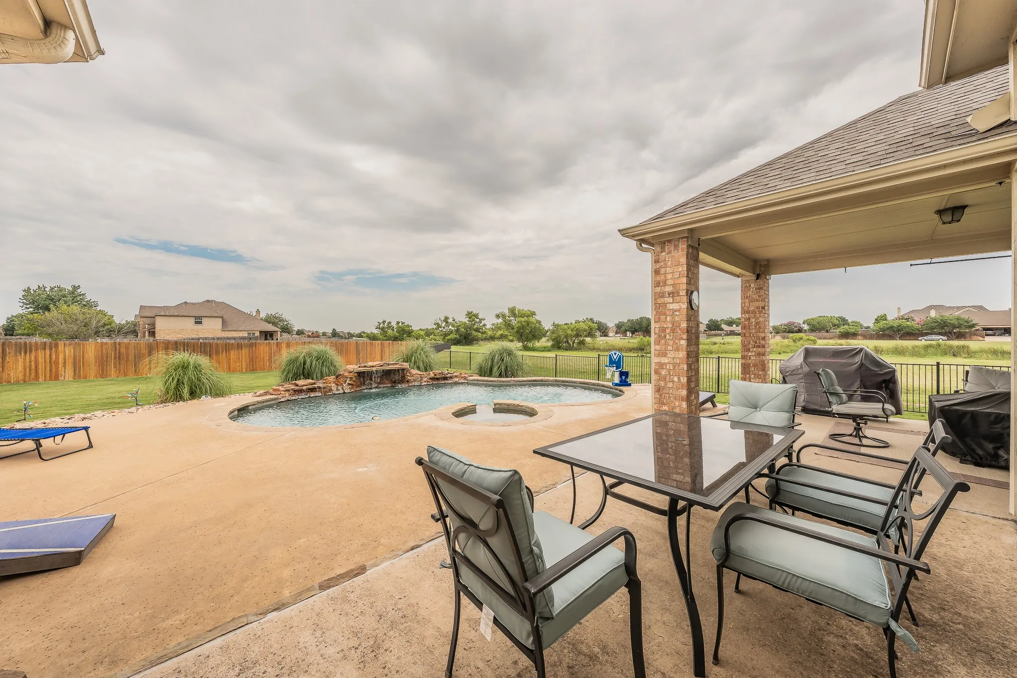 Single Family Residence For Sale in Tarrant County , 1424 Bassett Hound Drive, Fort Worth, Texas 76052, 5 Bedroom, 4 Bathroom, 4 Garage spaces, 4,421 Sqft, built in 2006, mls#21305953, Real Estate Agent in Fort Worth, Homes For Sale in Tarrant county, Homes For Sale in Fort Worth, Realtor in Fort Worth Texas, Real Estate Brokerage Independent Realty Texas, Luminita Cordes Realtor