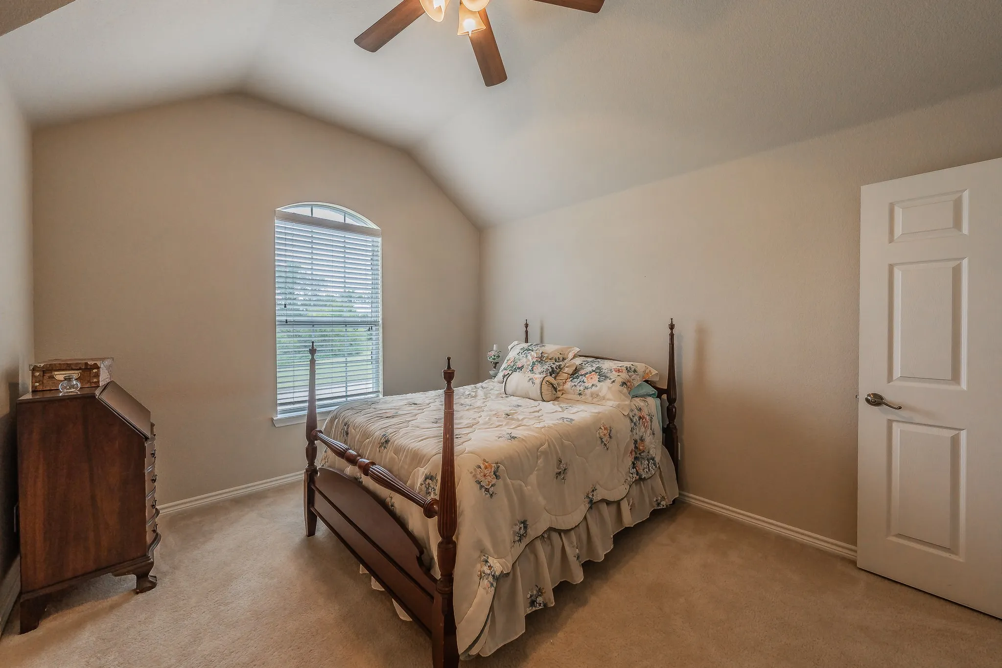 Single Family Residence For Sale in Tarrant County , 1424 Bassett Hound Drive, Fort Worth, Texas 76052, 5 Bedroom, 4 Bathroom, 4 Garage spaces, 4,421 Sqft, built in 2006, mls#21305953, Real Estate Agent in Fort Worth, Homes For Sale in Tarrant county, Homes For Sale in Fort Worth, Realtor in Fort Worth Texas, Real Estate Brokerage Independent Realty Texas, Luminita Cordes Realtor