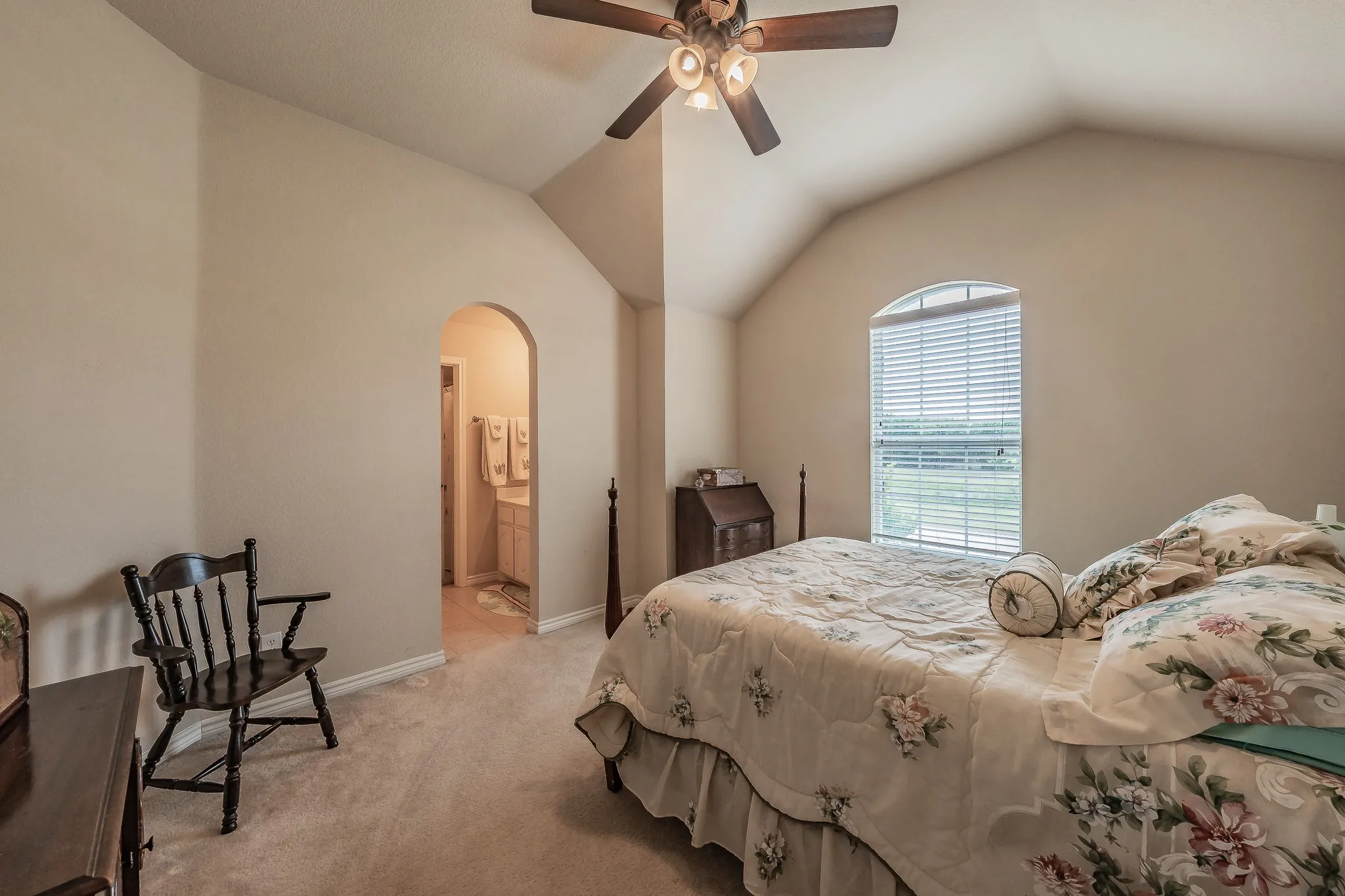 Single Family Residence For Sale in Tarrant County , 1424 Bassett Hound Drive, Fort Worth, Texas 76052, 5 Bedroom, 4 Bathroom, 4 Garage spaces, 4,421 Sqft, built in 2006, mls#21305953, Real Estate Agent in Fort Worth, Homes For Sale in Tarrant county, Homes For Sale in Fort Worth, Realtor in Fort Worth Texas, Real Estate Brokerage Independent Realty Texas, Luminita Cordes Realtor