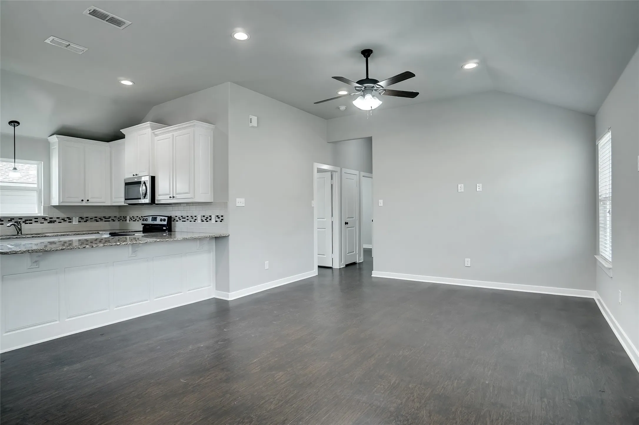 Single Family Residence For Sale in Tarrant County , 3324 Willing Avenue, Fort Worth, Texas 76110, 3 Bedroom, 2 Bathroom, 1 Garage spaces, 1,096 Sqft, built in 2015, mls#21313531, Real Estate Agent in Fort Worth, Homes For Sale in Tarrant county, Homes For Sale in Fort Worth, Realtor in Fort Worth Texas, Real Estate Brokerage Independent Realty Texas, Luminita Cordes Realtor