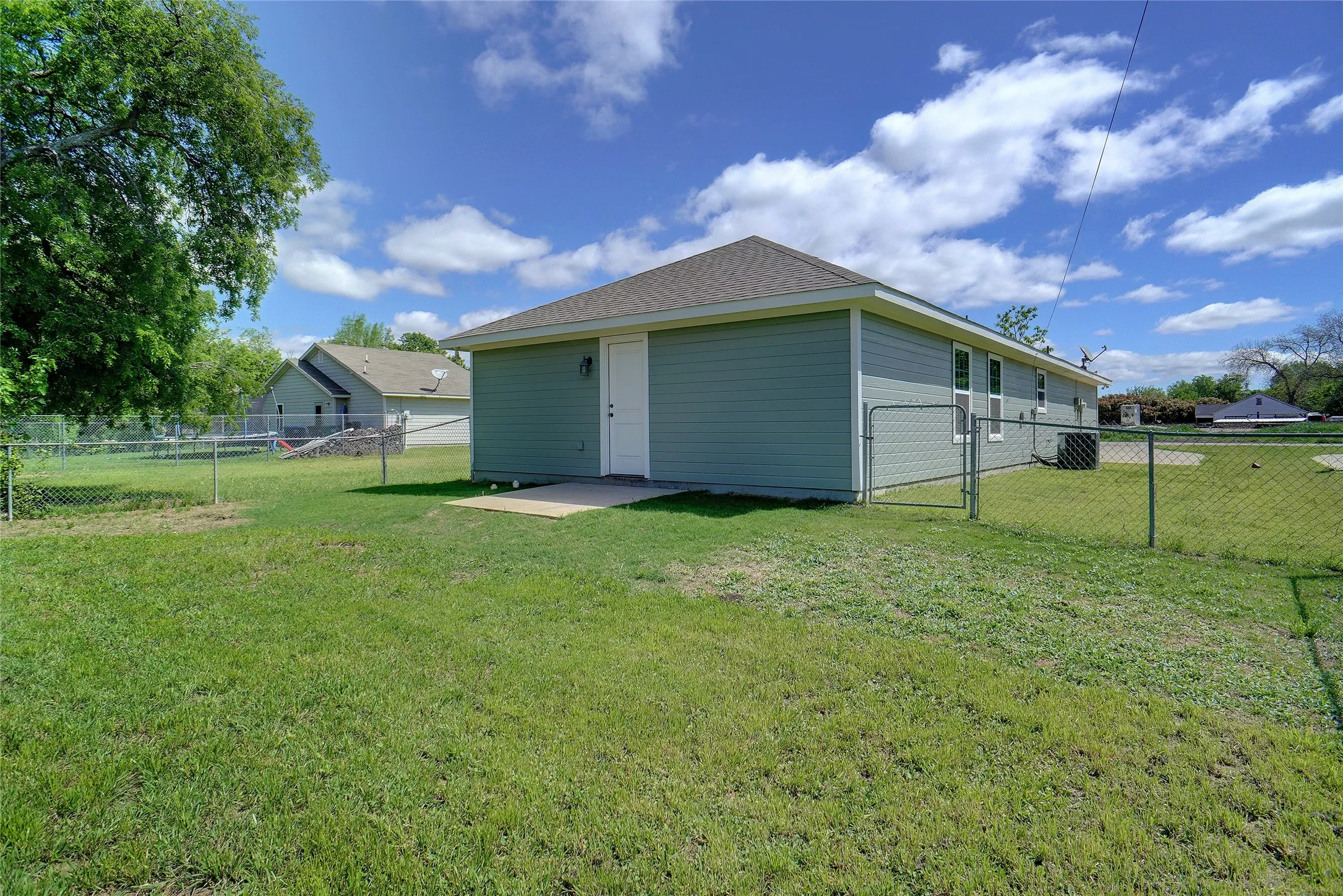 Single Family Residence For Sale in Tarrant County , 3324 Willing Avenue, Fort Worth, Texas 76110, 3 Bedroom, 2 Bathroom, 1 Garage spaces, 1,096 Sqft, built in 2015, mls#21313531, Real Estate Agent in Fort Worth, Homes For Sale in Tarrant county, Homes For Sale in Fort Worth, Realtor in Fort Worth Texas, Real Estate Brokerage Independent Realty Texas, Luminita Cordes Realtor