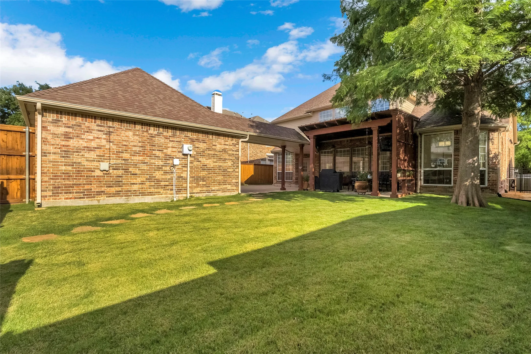 Single Family Residence For Sale in Denton County , 2505 Sir Tristram, Lewisville, Texas 75056, 4 Bedroom, 4 Bathroom, 3 Garage spaces, 3,700 Sqft, built in 1999, mls#21313783, Real Estate Agent in Lewisville, Homes For Sale in Denton county, Homes For Sale in Lewisville, Realtor in Lewisville Texas, Real Estate Brokerage Independent Realty Texas, Luminita Cordes Realtor