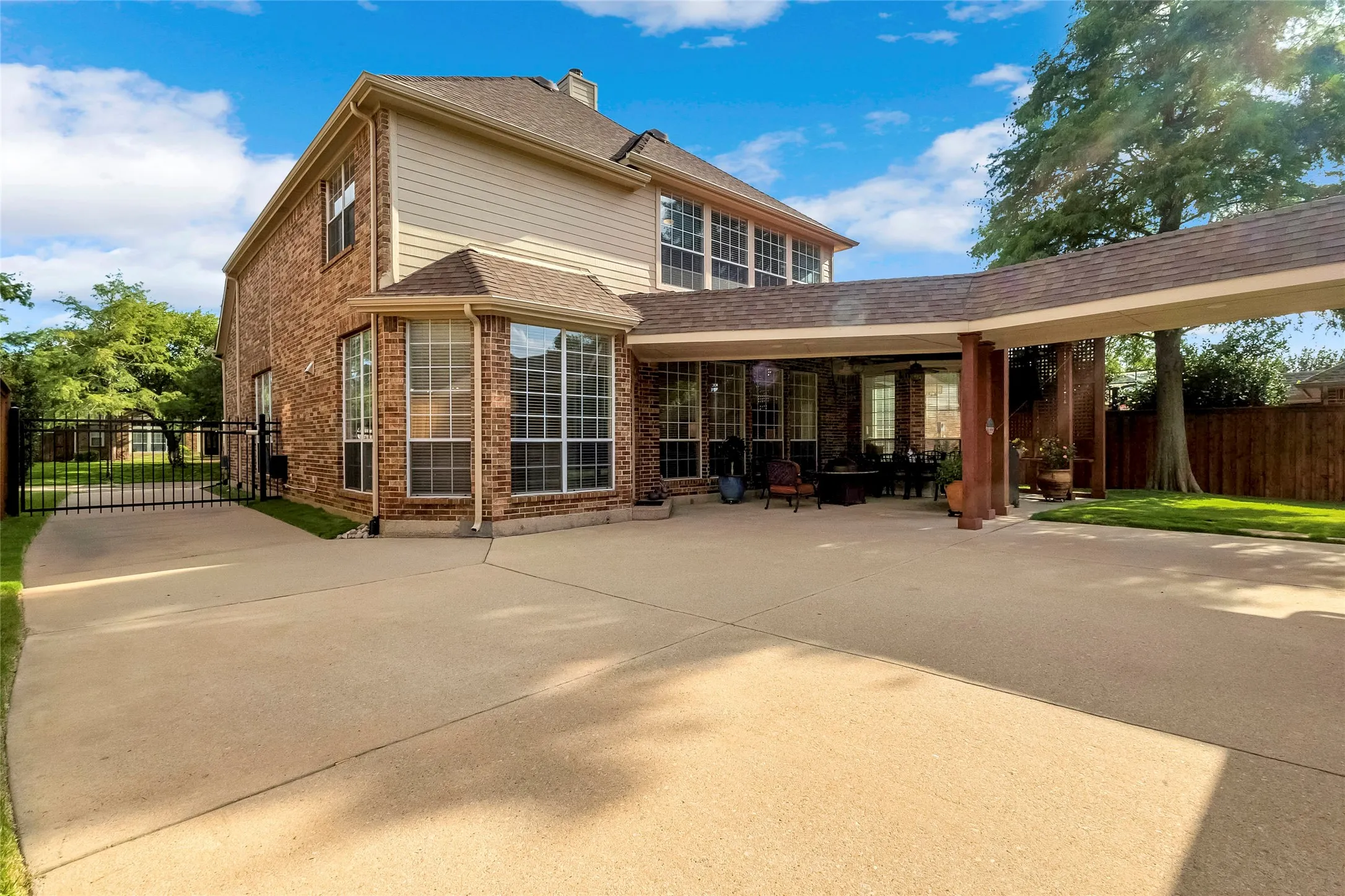 Single Family Residence For Sale in Denton County , 2505 Sir Tristram, Lewisville, Texas 75056, 4 Bedroom, 4 Bathroom, 3 Garage spaces, 3,700 Sqft, built in 1999, mls#21313783, Real Estate Agent in Lewisville, Homes For Sale in Denton county, Homes For Sale in Lewisville, Realtor in Lewisville Texas, Real Estate Brokerage Independent Realty Texas, Luminita Cordes Realtor