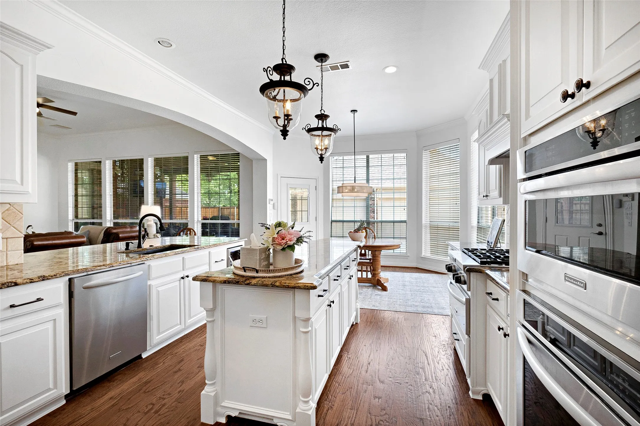 Who doesn't love a beautiful and extra large kitchen ideal for entertaining, celebrating and dining in!