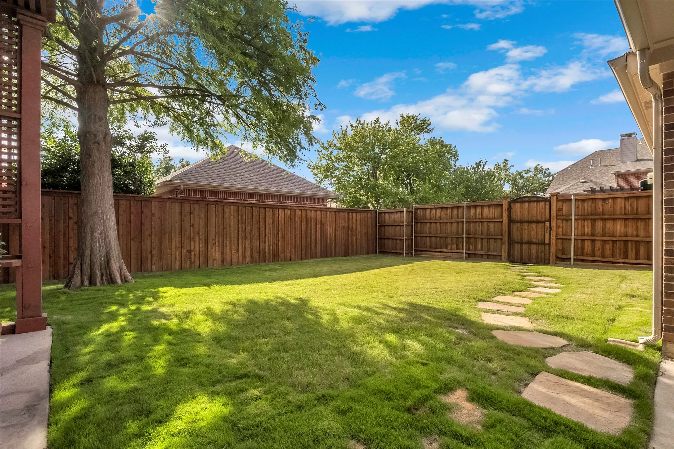 Single Family Residence For Sale in Denton County , 2505 Sir Tristram, Lewisville, Texas 75056, 4 Bedroom, 4 Bathroom, 3 Garage spaces, 3,700 Sqft, built in 1999, mls#21313783, Real Estate Agent in Lewisville, Homes For Sale in Denton county, Homes For Sale in Lewisville, Realtor in Lewisville Texas, Real Estate Brokerage Independent Realty Texas, Luminita Cordes Realtor