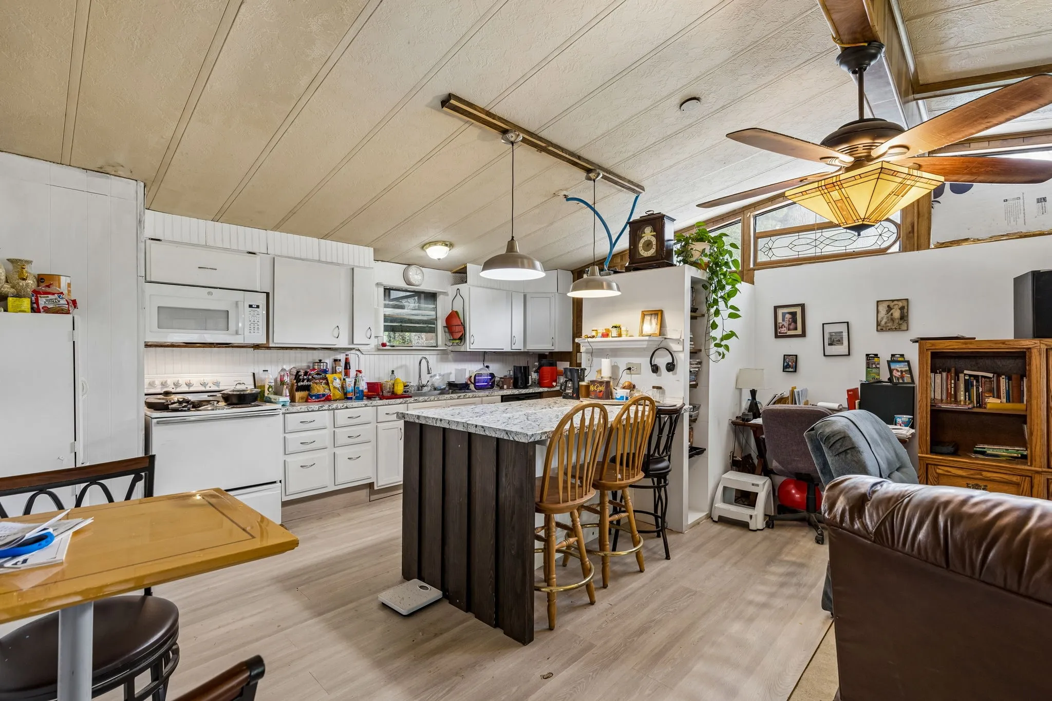Mobile Home For Sale in Parker County , 1454 Forrest Trail, Azle, Texas 76020, 2 Bedroom, 2 Bathroom, Garage spaces, 1,120 Sqft, built in 1983, mls#21297271, Real Estate Agent in Azle, Homes For Sale in Parker county, Homes For Sale in Azle, Realtor in Azle Texas, Real Estate Brokerage Independent Realty Texas, Luminita Cordes Realtor