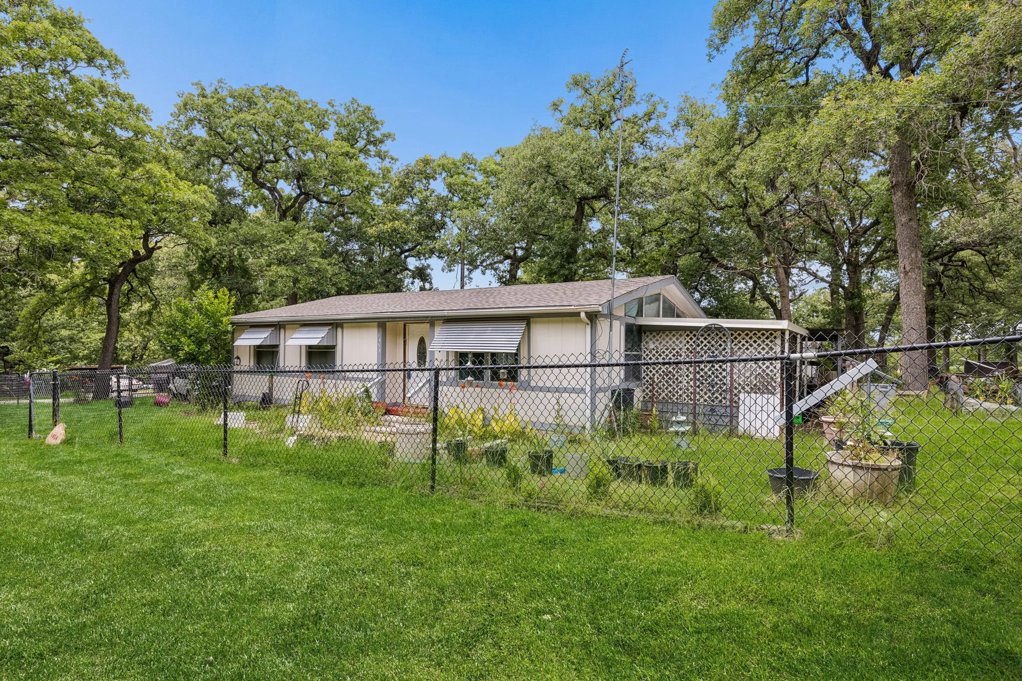 Mobile Home For Sale in Parker County , 1454 Forrest Trail, Azle, Texas 76020, 2 Bedroom, 2 Bathroom, Garage spaces, 1,120 Sqft, built in 1983, mls#21297271, Real Estate Agent in Azle, Homes For Sale in Parker county, Homes For Sale in Azle, Realtor in Azle Texas, Real Estate Brokerage Independent Realty Texas, Luminita Cordes Realtor