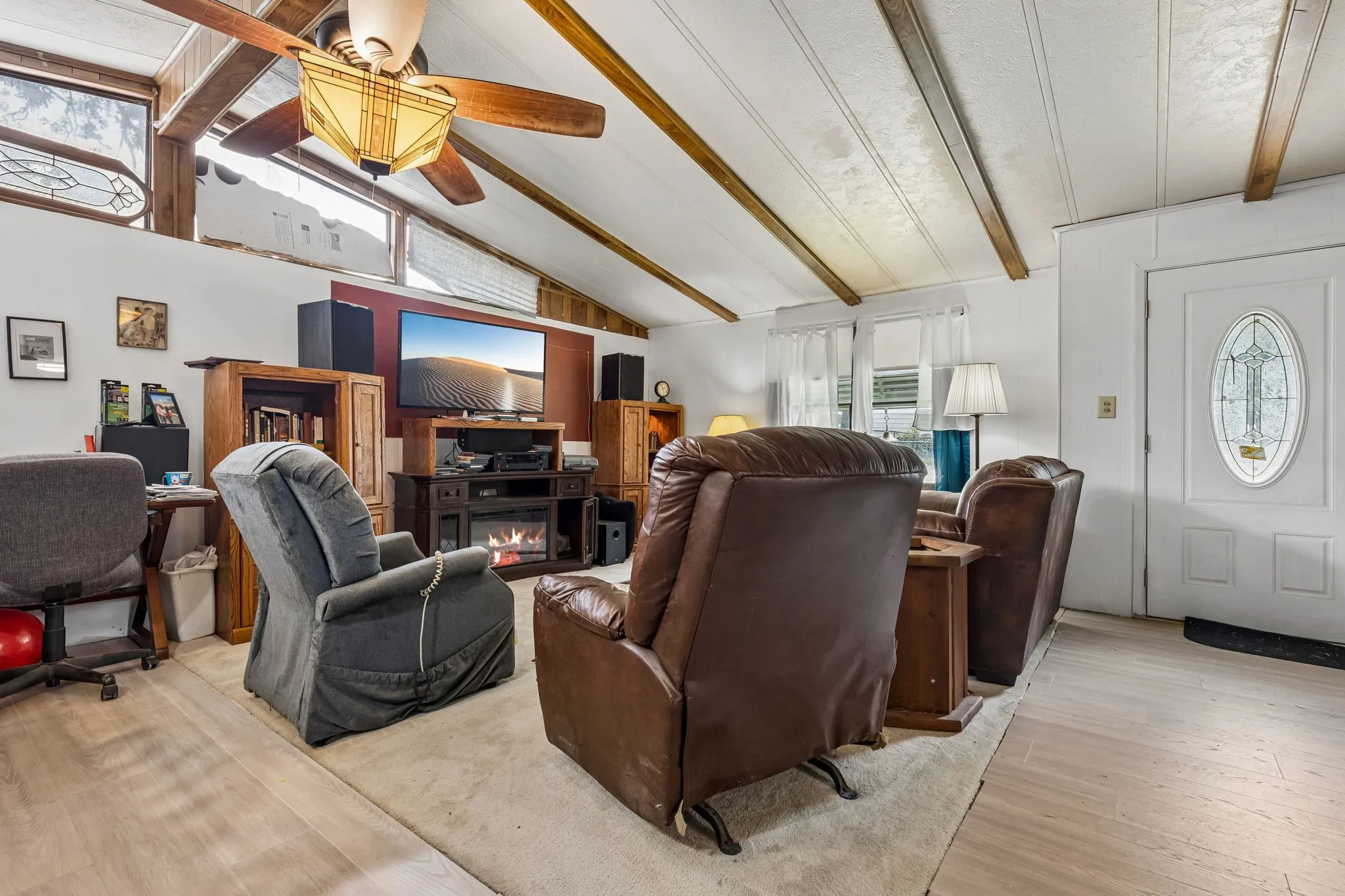 Mobile Home For Sale in Parker County , 1454 Forrest Trail, Azle, Texas 76020, 2 Bedroom, 2 Bathroom, Garage spaces, 1,120 Sqft, built in 1983, mls#21297271, Real Estate Agent in Azle, Homes For Sale in Parker county, Homes For Sale in Azle, Realtor in Azle Texas, Real Estate Brokerage Independent Realty Texas, Luminita Cordes Realtor