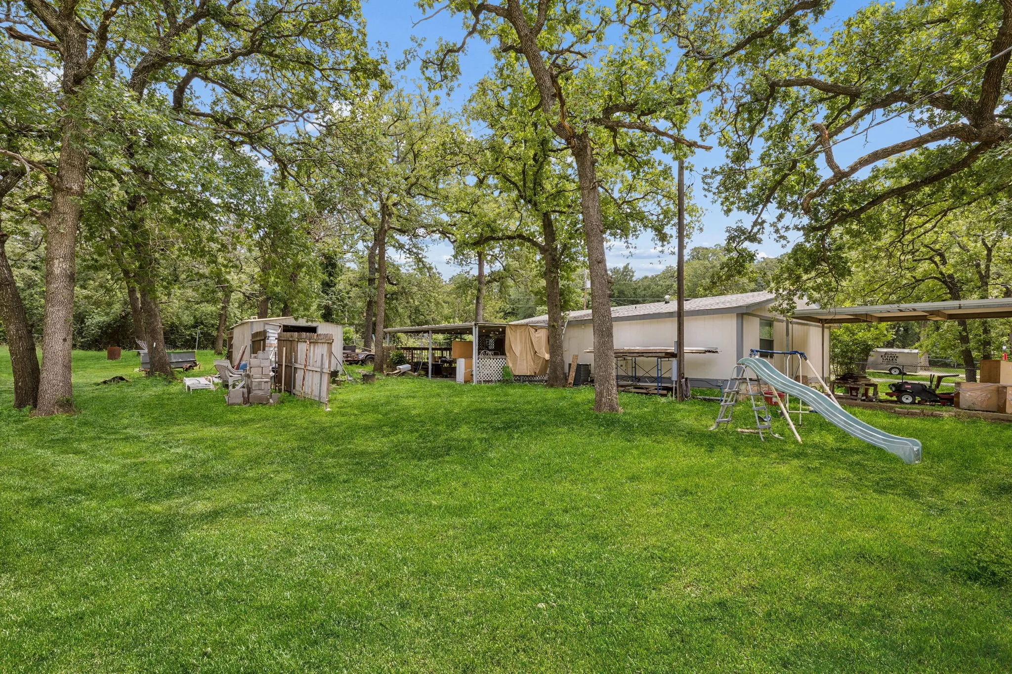Mobile Home For Sale in Parker County , 1454 Forrest Trail, Azle, Texas 76020, 2 Bedroom, 2 Bathroom, Garage spaces, 1,120 Sqft, built in 1983, mls#21297271, Real Estate Agent in Azle, Homes For Sale in Parker county, Homes For Sale in Azle, Realtor in Azle Texas, Real Estate Brokerage Independent Realty Texas, Luminita Cordes Realtor