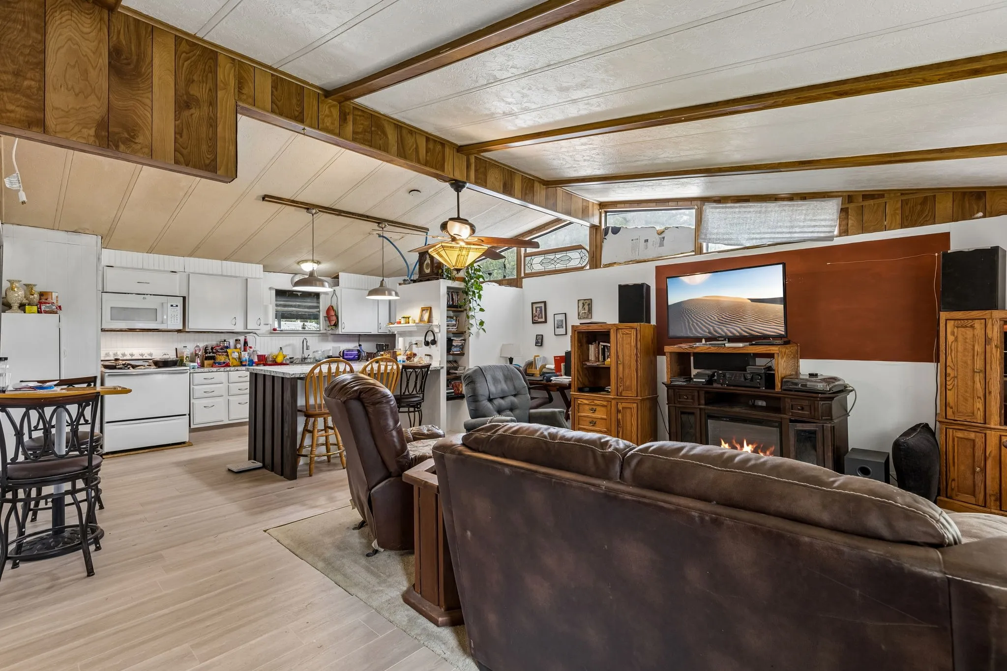 Mobile Home For Sale in Parker County , 1454 Forrest Trail, Azle, Texas 76020, 2 Bedroom, 2 Bathroom, Garage spaces, 1,120 Sqft, built in 1983, mls#21297271, Real Estate Agent in Azle, Homes For Sale in Parker county, Homes For Sale in Azle, Realtor in Azle Texas, Real Estate Brokerage Independent Realty Texas, Luminita Cordes Realtor