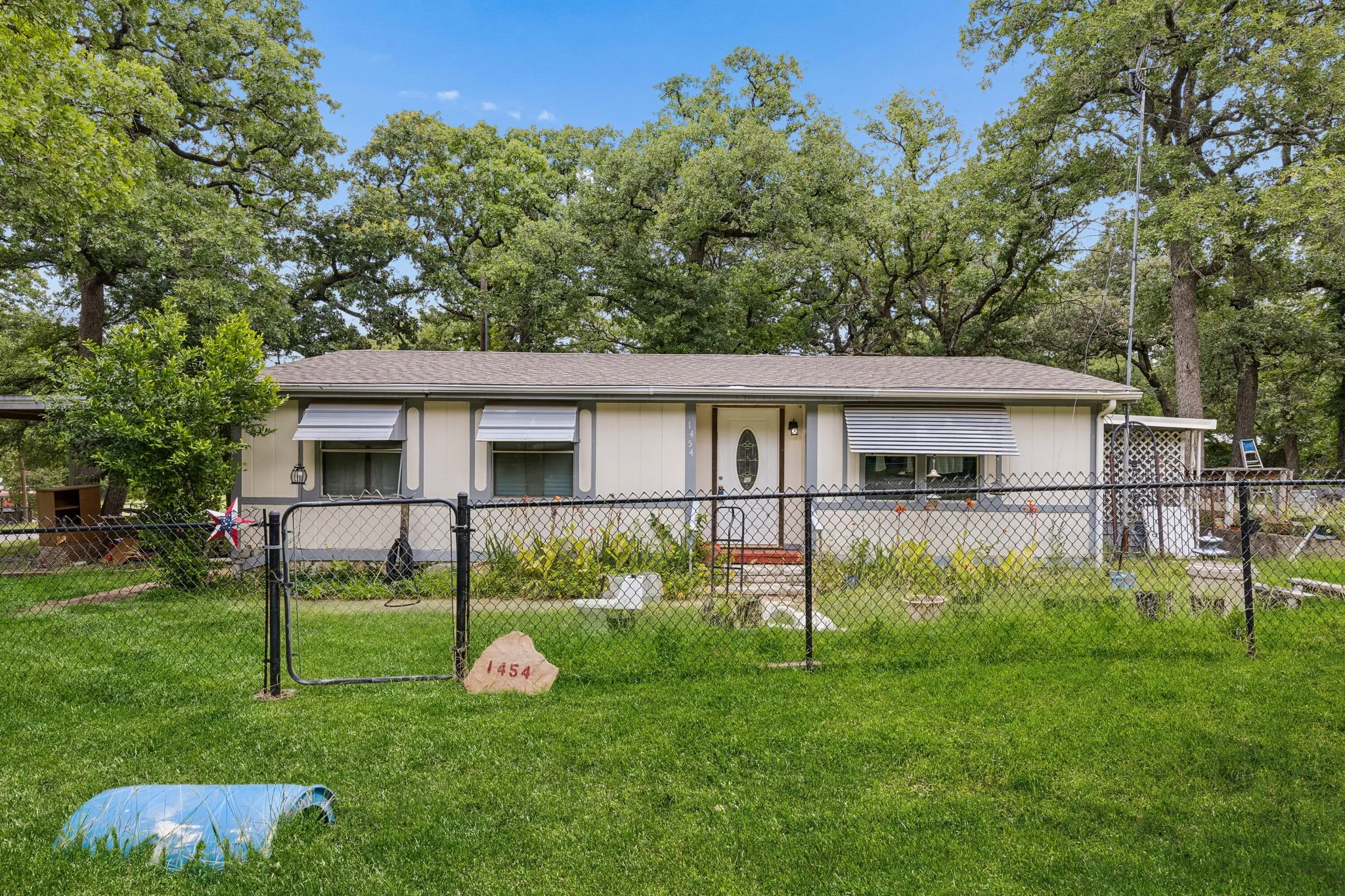 Mobile Home For Sale in Parker County , 1454 Forrest Trail, Azle, Texas 76020, 2 Bedroom, 2 Bathroom, Garage spaces, 1,120 Sqft, built in 1983, mls#21297271, Real Estate Agent in Azle, Homes For Sale in Parker county, Homes For Sale in Azle, Realtor in Azle Texas, Real Estate Brokerage Independent Realty Texas, Luminita Cordes Realtor