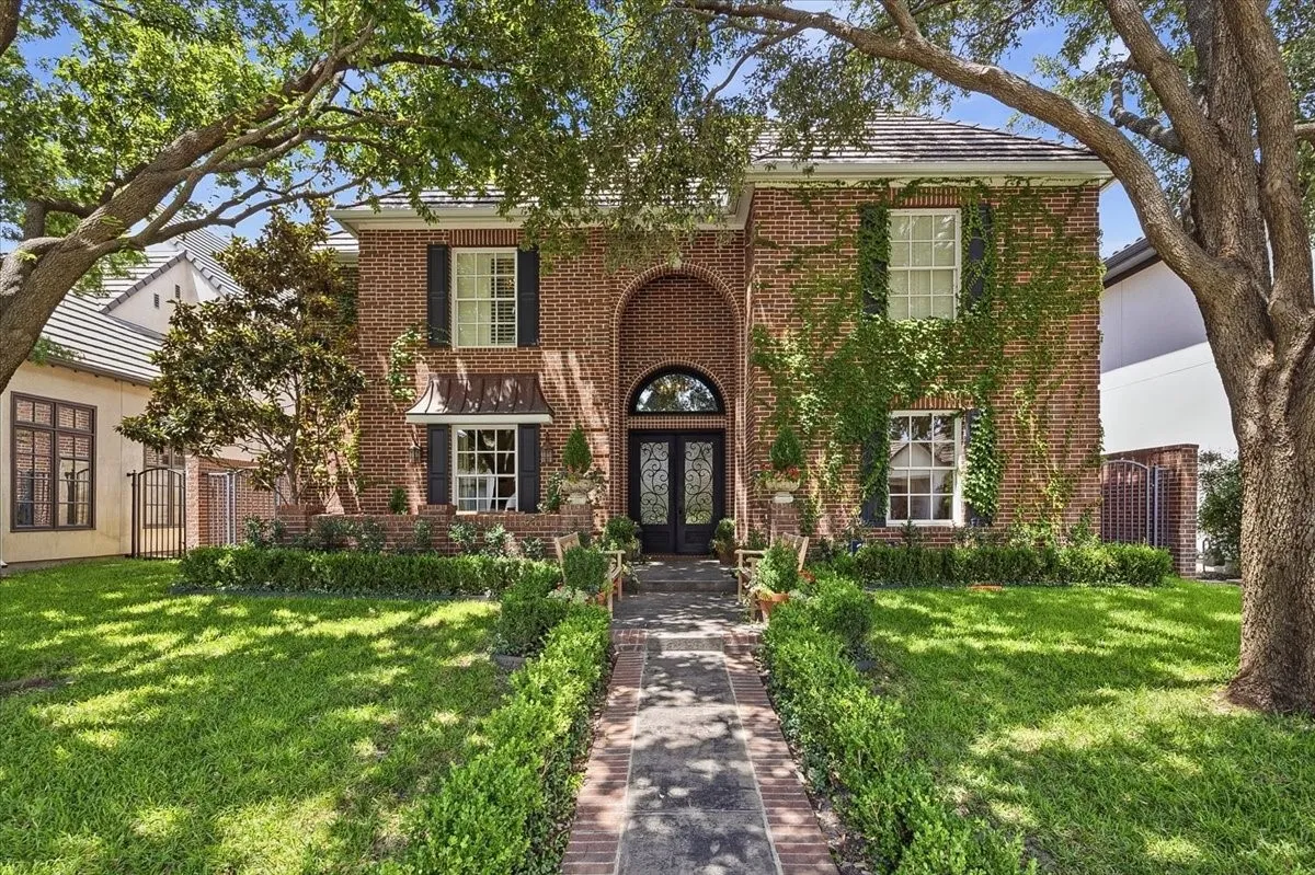 Single Family Residence For Sale in Tarrant County , 628 Deloache Street, Westworth Village, Texas 76114, 3 Bedroom, 5 Bathroom, 2 Garage spaces, 3,467 Sqft, built in 2007, mls#21311620, Real Estate Agent in Westworth Village, Homes For Sale in Tarrant county, Homes For Sale in Westworth Village, Realtor in Westworth Village Texas, Real Estate Brokerage Independent Realty Texas, Luminita Cordes Realtor