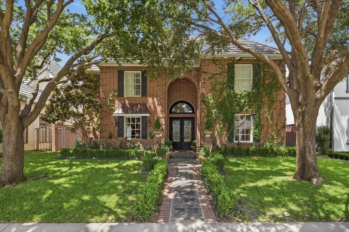 Single Family Residence For Sale in Tarrant County , 628 Deloache Street, Westworth Village, Texas 76114, 3 Bedroom, 5 Bathroom, 2 Garage spaces, 3,467 Sqft, built in 2007, mls#21311620, Real Estate Agent in Westworth Village, Homes For Sale in Tarrant county, Homes For Sale in Westworth Village, Realtor in Westworth Village Texas, Real Estate Brokerage Independent Realty Texas, Luminita Cordes Realtor