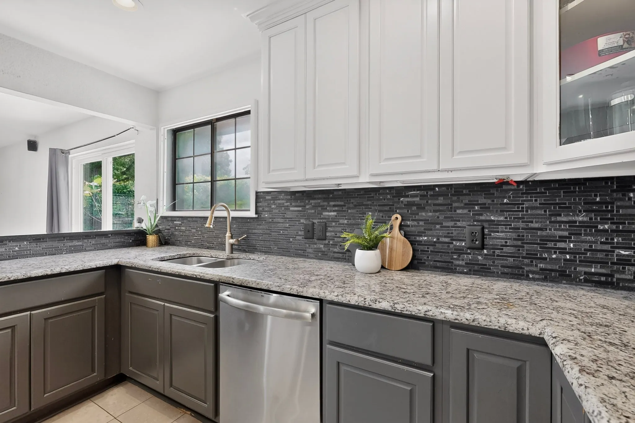Single Family Residence For Sale in Tarrant County , 3900 N Shadycreek Drive, Arlington, Texas 76013, 4 Bedroom, 3 Bathroom, 2 Garage spaces, 2,992 Sqft, built in 1979, mls#21312730, Real Estate Agent in Arlington, Homes For Sale in Tarrant county, Homes For Sale in Arlington, Realtor in Arlington Texas, Real Estate Brokerage Independent Realty Texas, Luminita Cordes Realtor