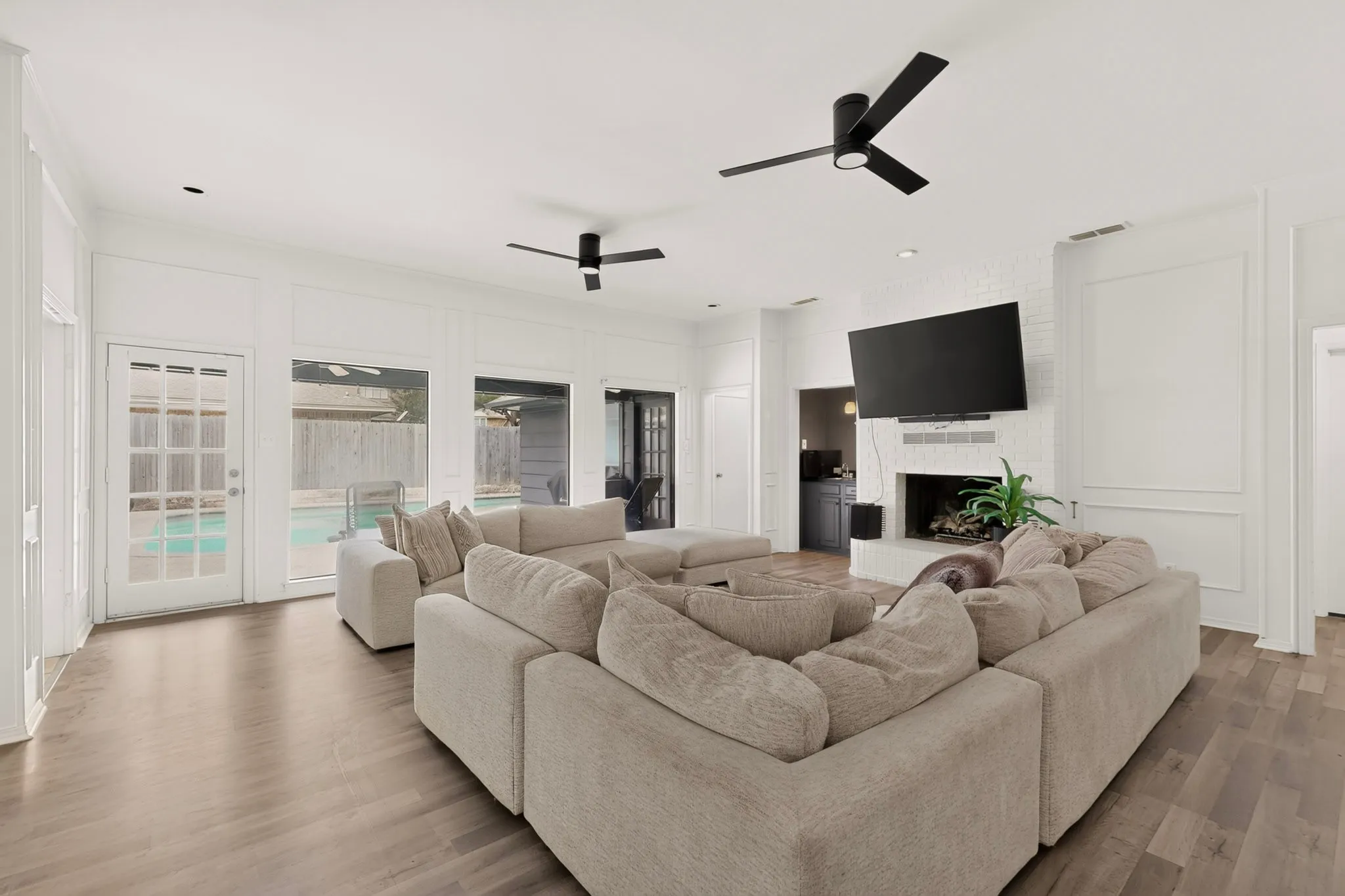 Single Family Residence For Sale in Tarrant County , 3900 N Shadycreek Drive, Arlington, Texas 76013, 4 Bedroom, 3 Bathroom, 2 Garage spaces, 2,992 Sqft, built in 1979, mls#21312730, Real Estate Agent in Arlington, Homes For Sale in Tarrant county, Homes For Sale in Arlington, Realtor in Arlington Texas, Real Estate Brokerage Independent Realty Texas, Luminita Cordes Realtor