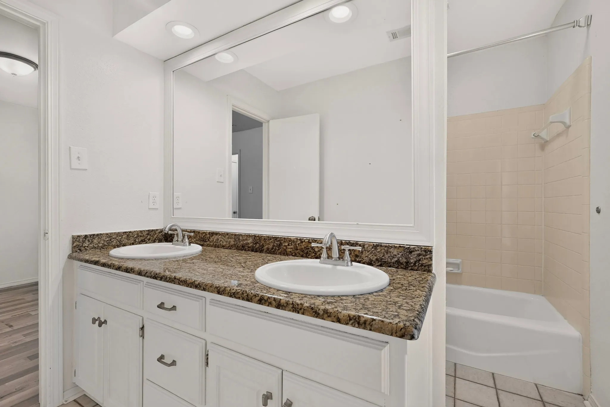 Single Family Residence For Sale in Tarrant County , 3900 N Shadycreek Drive, Arlington, Texas 76013, 4 Bedroom, 3 Bathroom, 2 Garage spaces, 2,992 Sqft, built in 1979, mls#21312730, Real Estate Agent in Arlington, Homes For Sale in Tarrant county, Homes For Sale in Arlington, Realtor in Arlington Texas, Real Estate Brokerage Independent Realty Texas, Luminita Cordes Realtor