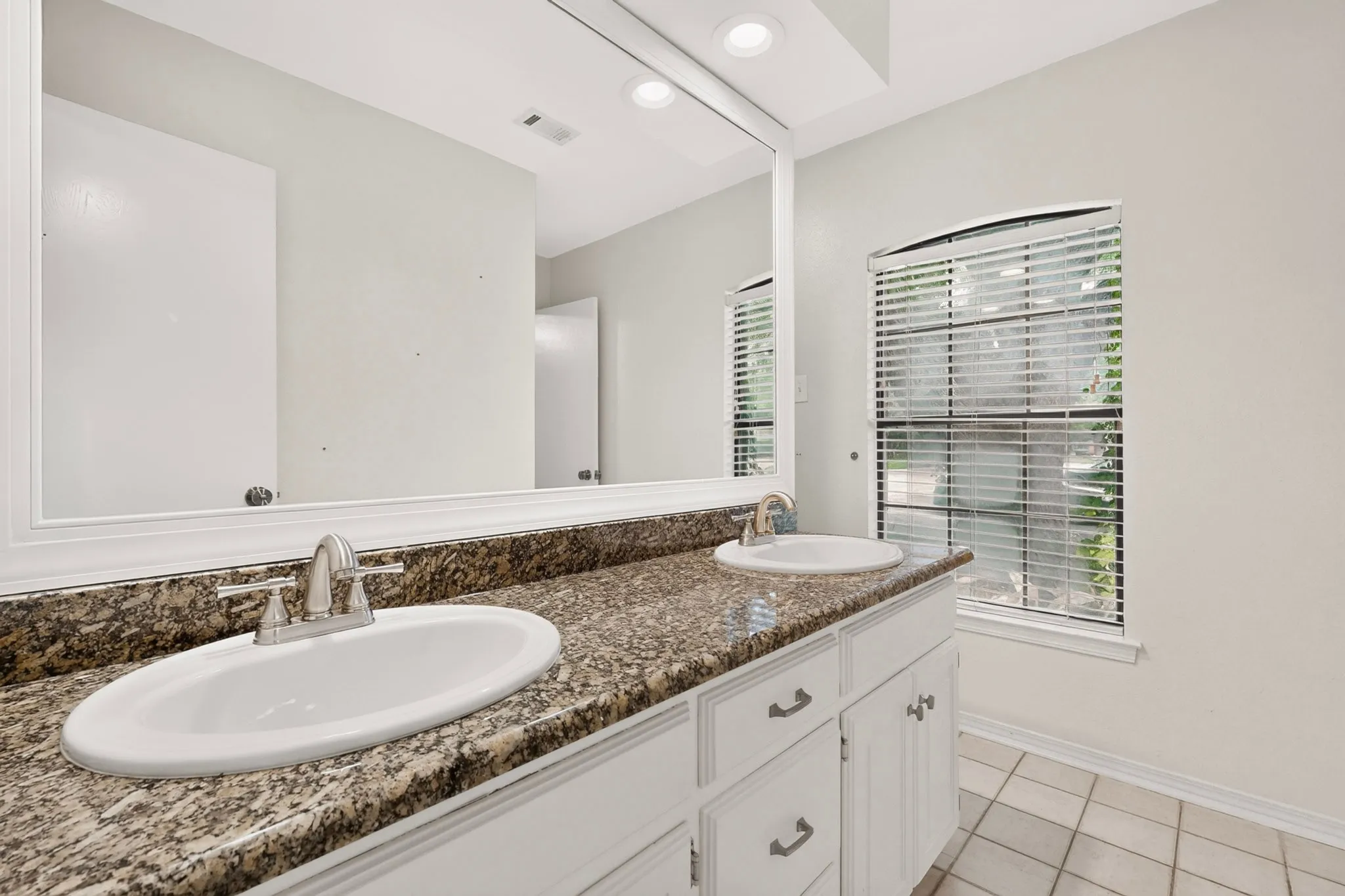 Single Family Residence For Sale in Tarrant County , 3900 N Shadycreek Drive, Arlington, Texas 76013, 4 Bedroom, 3 Bathroom, 2 Garage spaces, 2,992 Sqft, built in 1979, mls#21312730, Real Estate Agent in Arlington, Homes For Sale in Tarrant county, Homes For Sale in Arlington, Realtor in Arlington Texas, Real Estate Brokerage Independent Realty Texas, Luminita Cordes Realtor