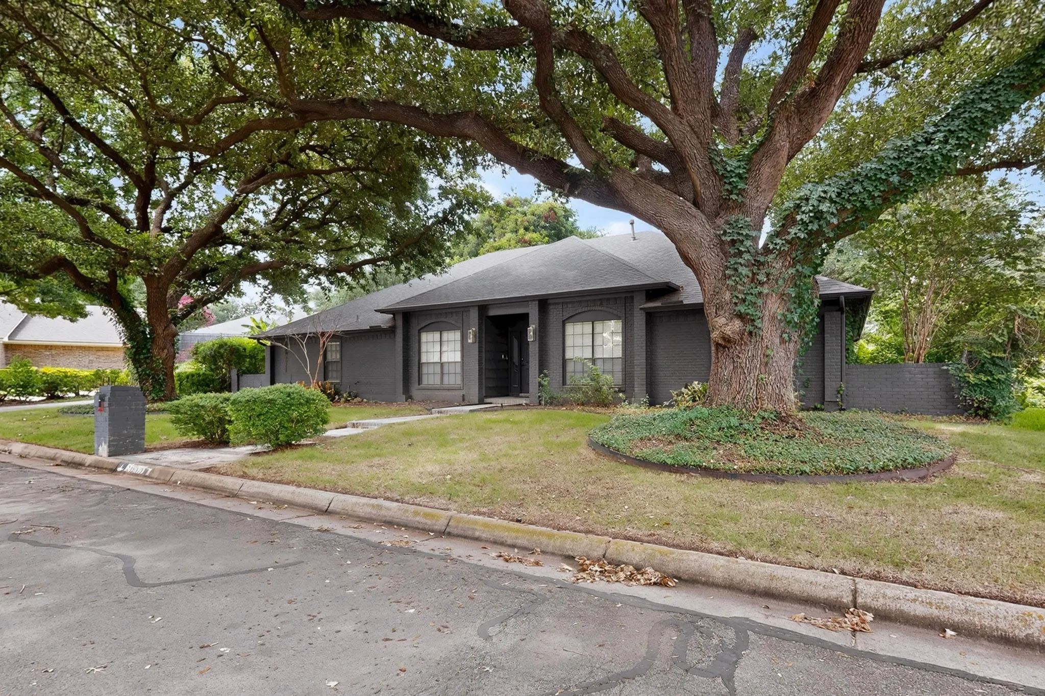 Single Family Residence For Sale in Tarrant County , 3900 N Shadycreek Drive, Arlington, Texas 76013, 4 Bedroom, 3 Bathroom, 2 Garage spaces, 2,992 Sqft, built in 1979, mls#21312730, Real Estate Agent in Arlington, Homes For Sale in Tarrant county, Homes For Sale in Arlington, Realtor in Arlington Texas, Real Estate Brokerage Independent Realty Texas, Luminita Cordes Realtor