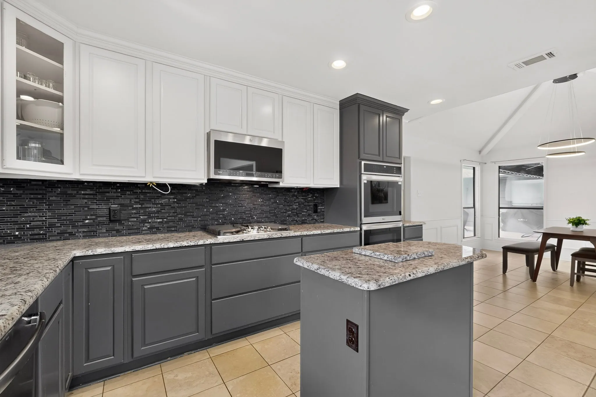 Single Family Residence For Sale in Tarrant County , 3900 N Shadycreek Drive, Arlington, Texas 76013, 4 Bedroom, 3 Bathroom, 2 Garage spaces, 2,992 Sqft, built in 1979, mls#21312730, Real Estate Agent in Arlington, Homes For Sale in Tarrant county, Homes For Sale in Arlington, Realtor in Arlington Texas, Real Estate Brokerage Independent Realty Texas, Luminita Cordes Realtor