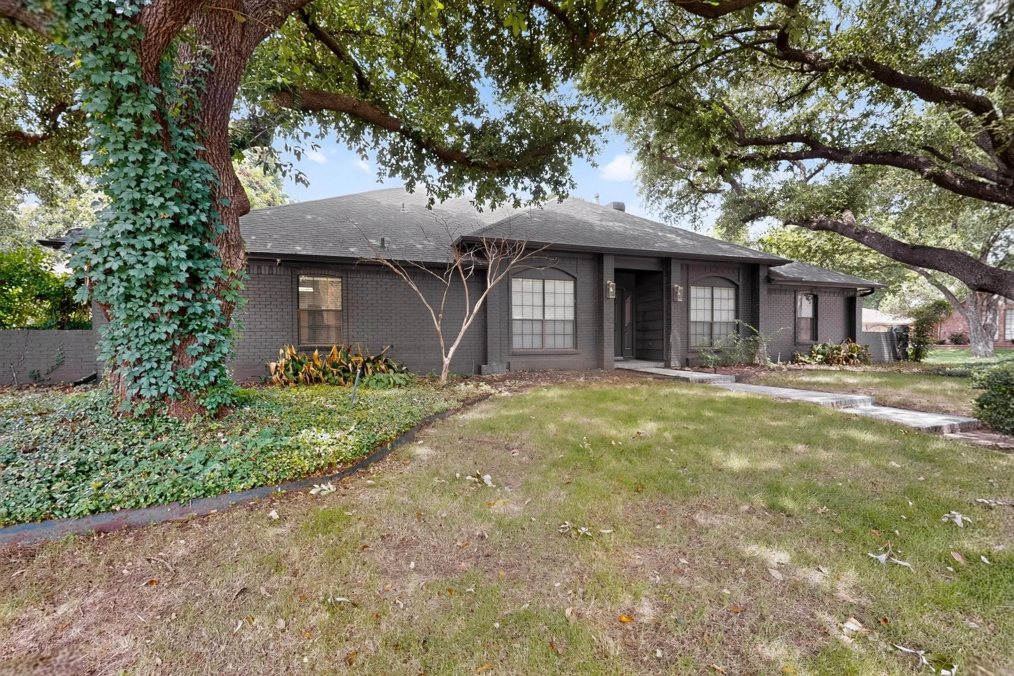 Single Family Residence For Sale in Tarrant County , 3900 N Shadycreek Drive, Arlington, Texas 76013, 4 Bedroom, 3 Bathroom, 2 Garage spaces, 2,992 Sqft, built in 1979, mls#21312730, Real Estate Agent in Arlington, Homes For Sale in Tarrant county, Homes For Sale in Arlington, Realtor in Arlington Texas, Real Estate Brokerage Independent Realty Texas, Luminita Cordes Realtor