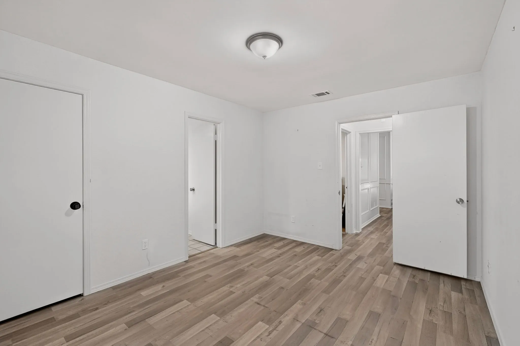 Single Family Residence For Sale in Tarrant County , 3900 N Shadycreek Drive, Arlington, Texas 76013, 4 Bedroom, 3 Bathroom, 2 Garage spaces, 2,992 Sqft, built in 1979, mls#21312730, Real Estate Agent in Arlington, Homes For Sale in Tarrant county, Homes For Sale in Arlington, Realtor in Arlington Texas, Real Estate Brokerage Independent Realty Texas, Luminita Cordes Realtor