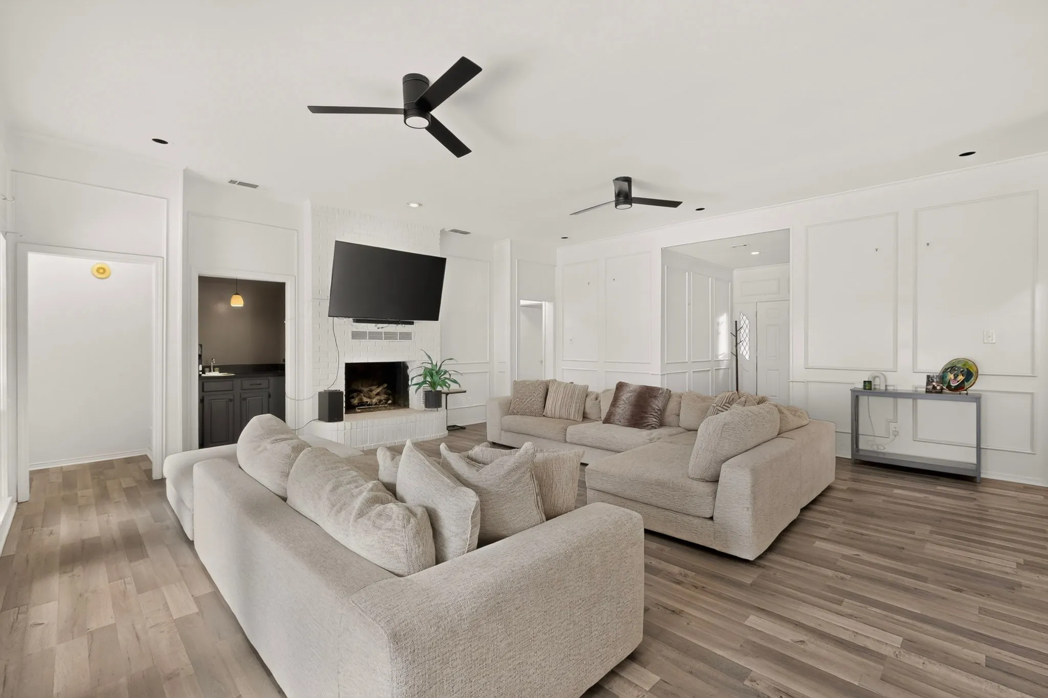 Single Family Residence For Sale in Tarrant County , 3900 N Shadycreek Drive, Arlington, Texas 76013, 4 Bedroom, 3 Bathroom, 2 Garage spaces, 2,992 Sqft, built in 1979, mls#21312730, Real Estate Agent in Arlington, Homes For Sale in Tarrant county, Homes For Sale in Arlington, Realtor in Arlington Texas, Real Estate Brokerage Independent Realty Texas, Luminita Cordes Realtor