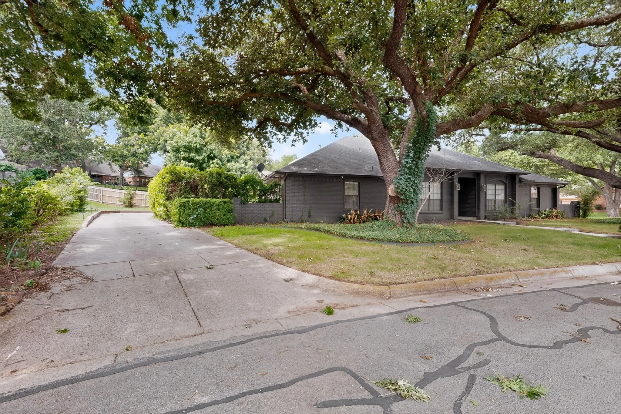Single Family Residence For Sale in Tarrant County , 3900 N Shadycreek Drive, Arlington, Texas 76013, 4 Bedroom, 3 Bathroom, 2 Garage spaces, 2,992 Sqft, built in 1979, mls#21312730, Real Estate Agent in Arlington, Homes For Sale in Tarrant county, Homes For Sale in Arlington, Realtor in Arlington Texas, Real Estate Brokerage Independent Realty Texas, Luminita Cordes Realtor