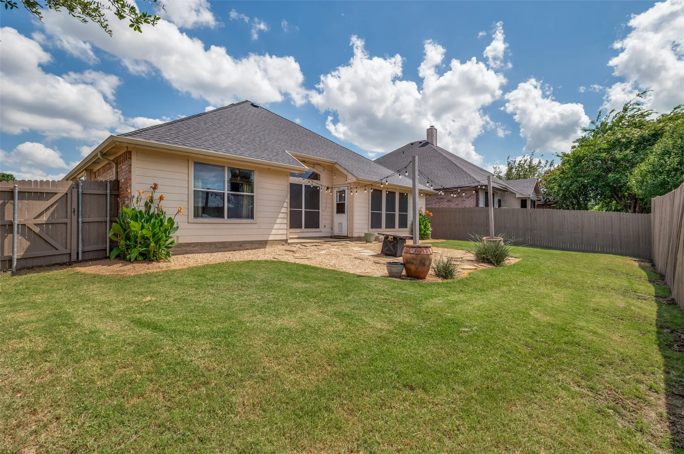 Single Family Residence For Sale in Johnson County , 902 Cutting Horse Drive, Mansfield, Texas 76063, 3 Bedroom, 2 Bathroom, 2 Garage spaces, 1,670 Sqft, built in 2003, mls#21308220, Real Estate Agent in Mansfield, Homes For Sale in Johnson county, Homes For Sale in Mansfield, Realtor in Mansfield Texas, Real Estate Brokerage Independent Realty Texas, Luminita Cordes Realtor