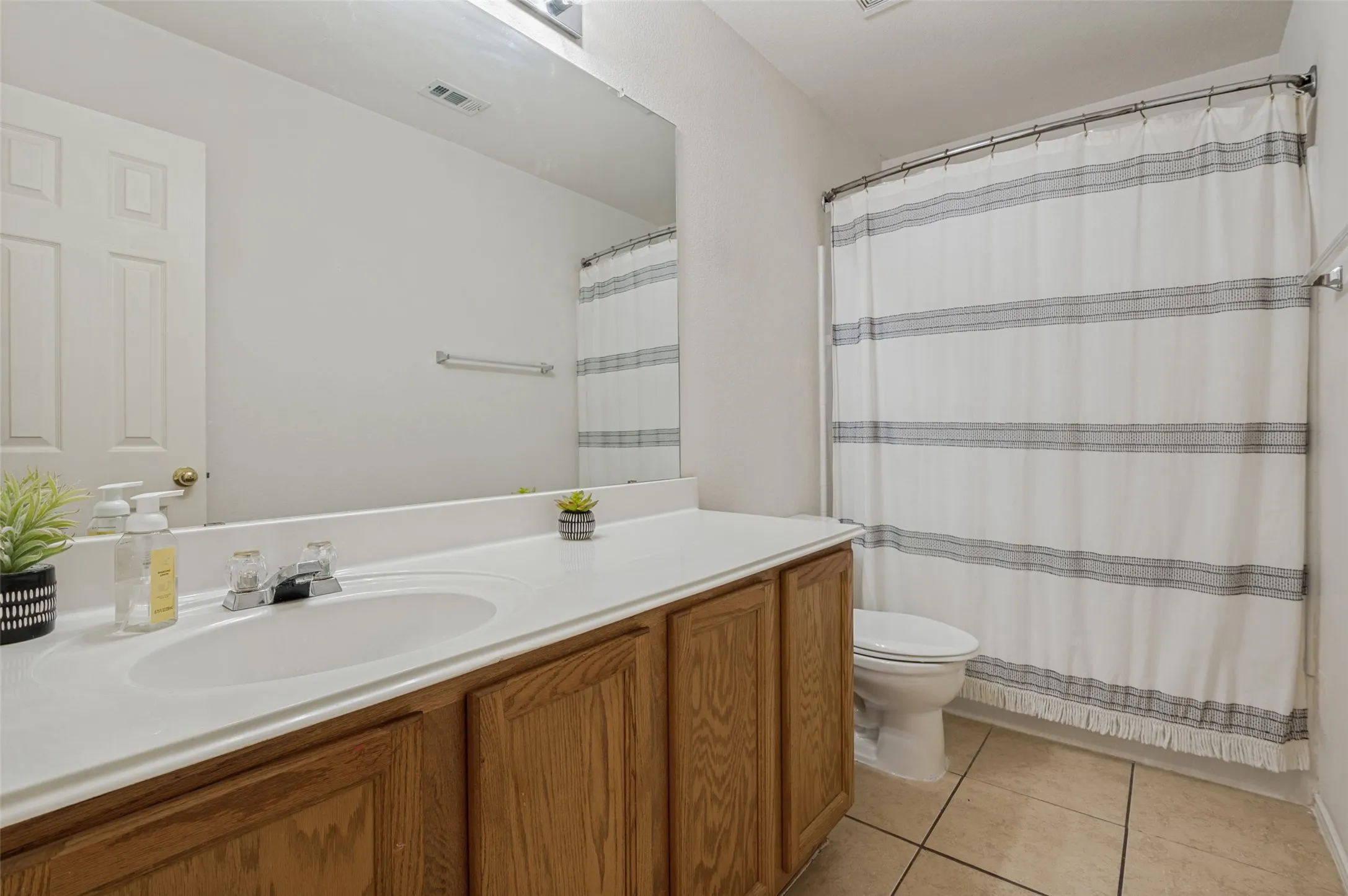 Single Family Residence For Sale in Johnson County , 902 Cutting Horse Drive, Mansfield, Texas 76063, 3 Bedroom, 2 Bathroom, 2 Garage spaces, 1,670 Sqft, built in 2003, mls#21308220, Real Estate Agent in Mansfield, Homes For Sale in Johnson county, Homes For Sale in Mansfield, Realtor in Mansfield Texas, Real Estate Brokerage Independent Realty Texas, Luminita Cordes Realtor