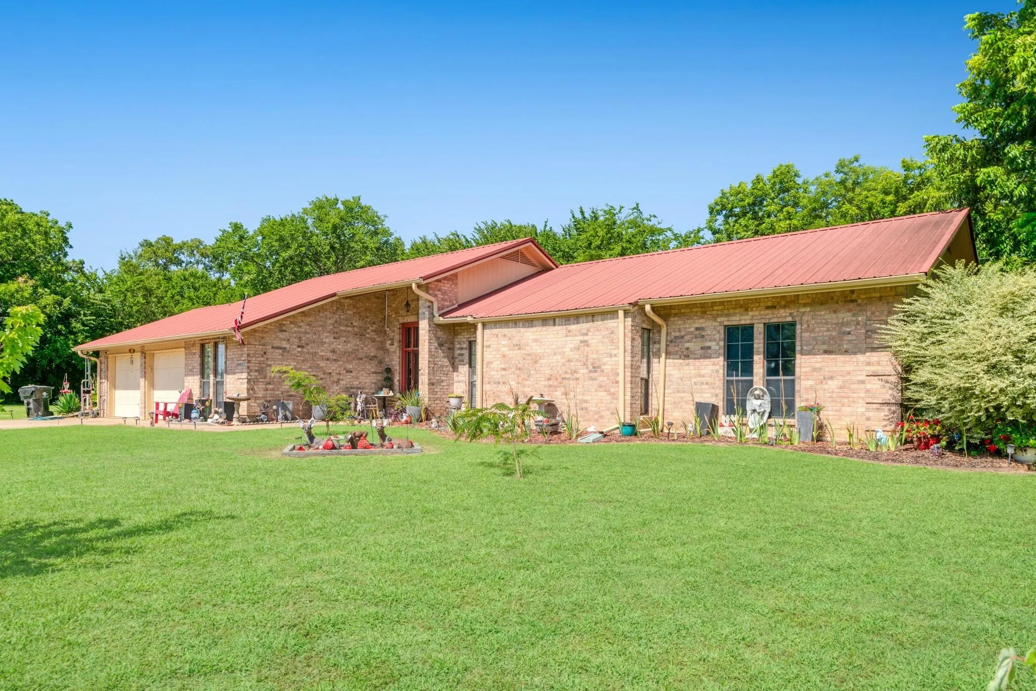 Single Family Residence For Sale in Red River (TX) County , 203 1st Street NW, Detroit, Texas 75436, 3 Bedroom, 2 Bathroom, 2 Garage spaces, 2,260 Sqft, built in 1992, mls#21312161, Real Estate Agent in Detroit, Homes For Sale in Red River (TX) county, Homes For Sale in Detroit, Realtor in Detroit Texas, Real Estate Brokerage Independent Realty Texas, Luminita Cordes Realtor