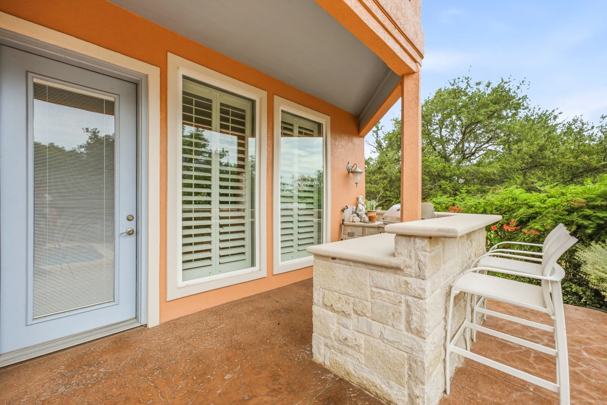 Outdoor kitchen area