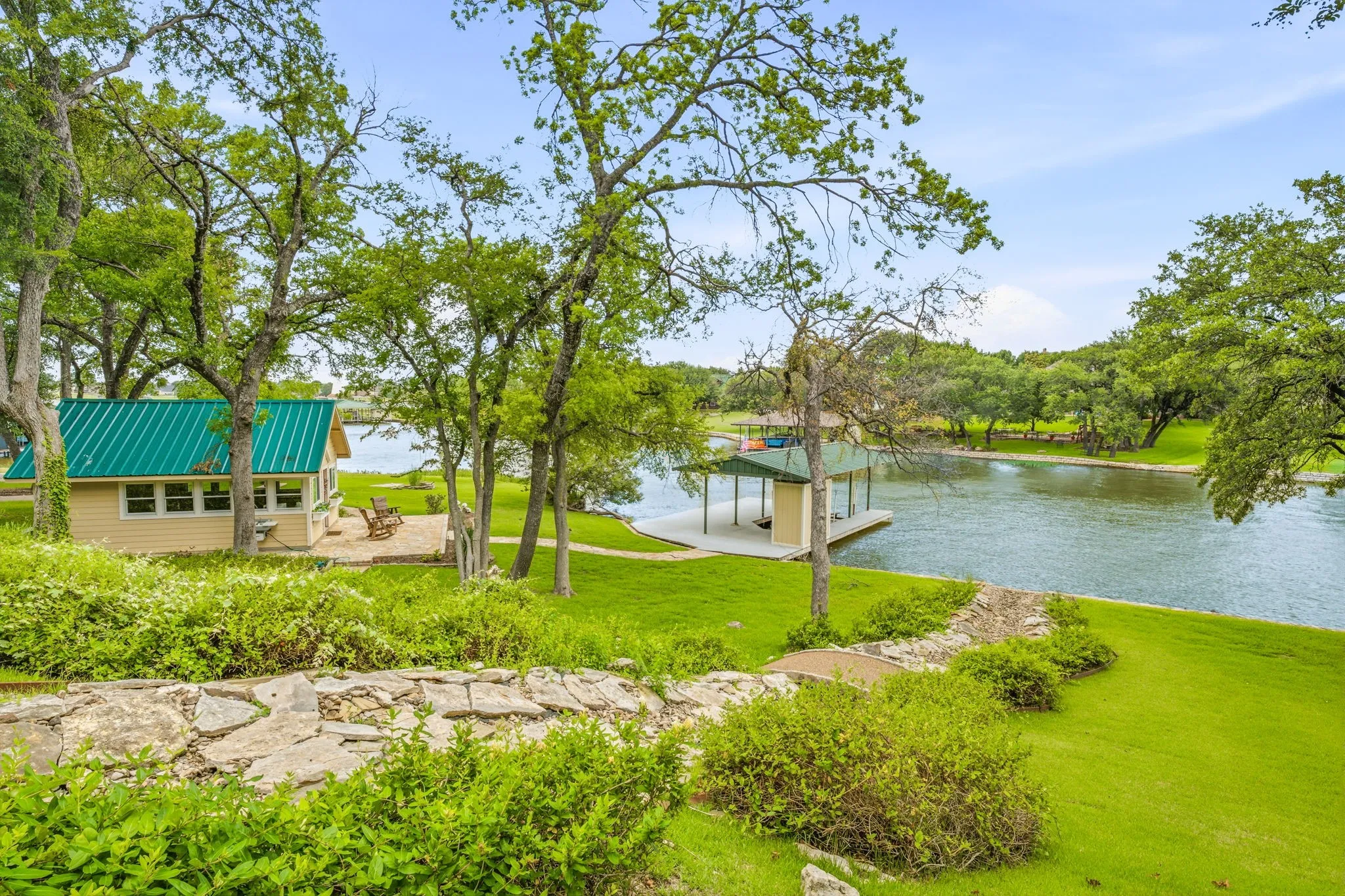 Single Family Residence For Sale in Hood County , 2002 W Emerald Bend Court, Granbury, Texas 76049, 4 Bedroom, 7 Bathroom, 2 Garage spaces, 5,904 Sqft, built in 2003, mls#21310631, Real Estate Agent in Granbury, Homes For Sale in Hood county, Homes For Sale in Granbury, Realtor in Granbury Texas, Real Estate Brokerage Independent Realty Texas, Luminita Cordes Realtor