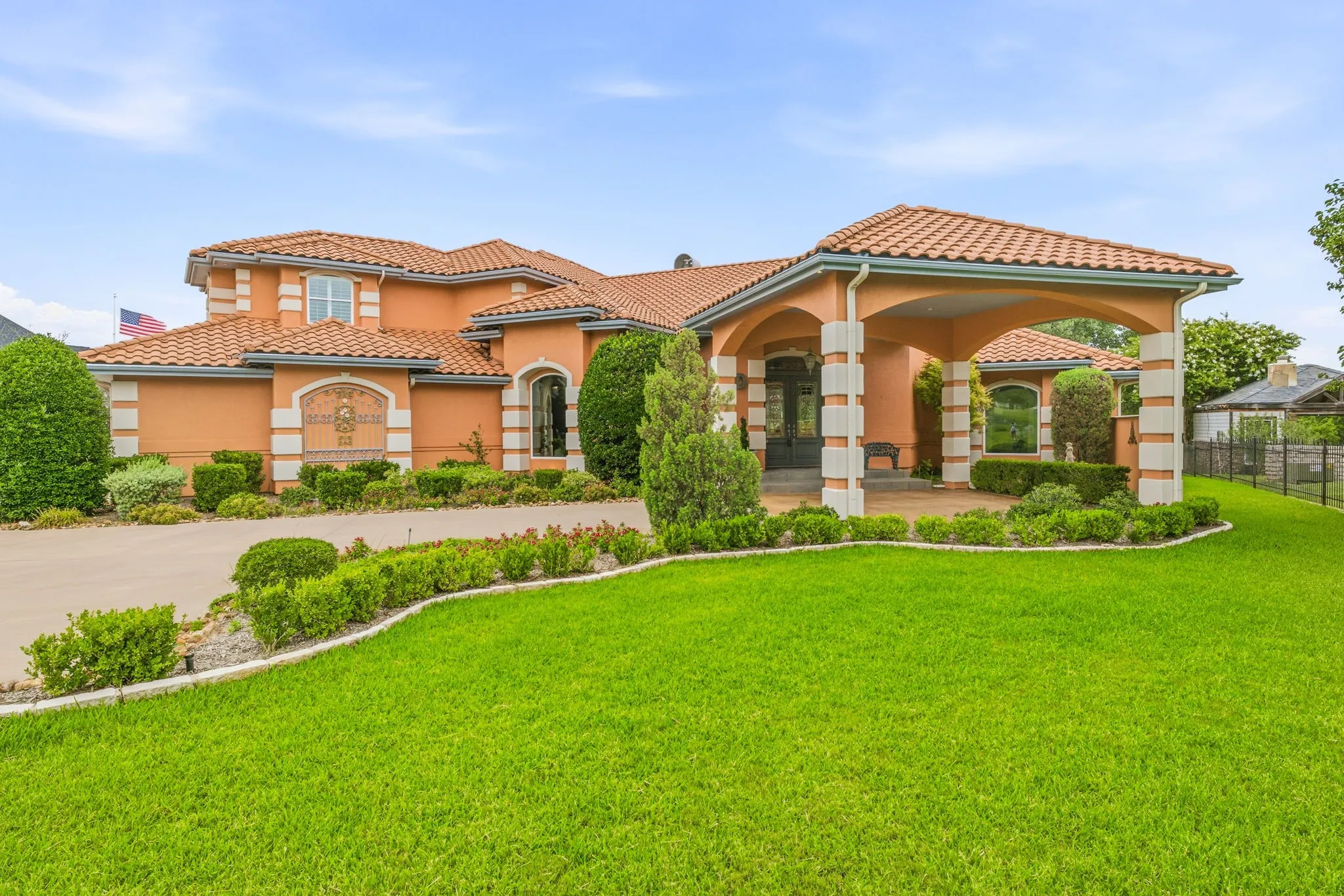 Single Family Residence For Sale in Hood County , 2002 W Emerald Bend Court, Granbury, Texas 76049, 4 Bedroom, 7 Bathroom, 2 Garage spaces, 5,904 Sqft, built in 2003, mls#21310631, Real Estate Agent in Granbury, Homes For Sale in Hood county, Homes For Sale in Granbury, Realtor in Granbury Texas, Real Estate Brokerage Independent Realty Texas, Luminita Cordes Realtor