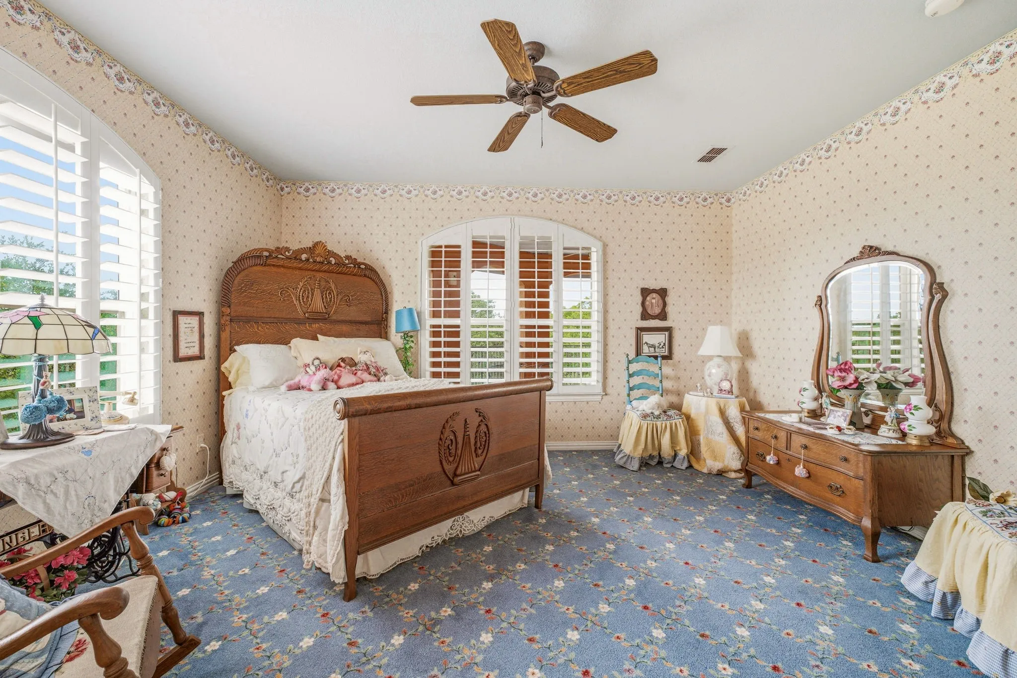 Single Family Residence For Sale in Hood County , 2002 W Emerald Bend Court, Granbury, Texas 76049, 4 Bedroom, 7 Bathroom, 2 Garage spaces, 5,904 Sqft, built in 2003, mls#21310631, Real Estate Agent in Granbury, Homes For Sale in Hood county, Homes For Sale in Granbury, Realtor in Granbury Texas, Real Estate Brokerage Independent Realty Texas, Luminita Cordes Realtor