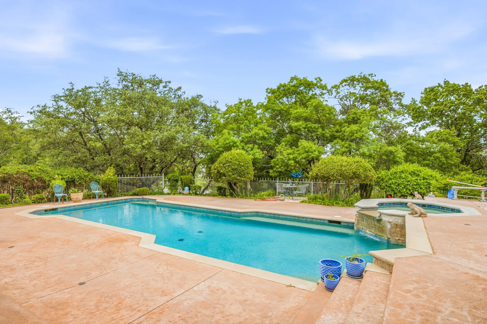 Single Family Residence For Sale in Hood County , 2002 W Emerald Bend Court, Granbury, Texas 76049, 4 Bedroom, 7 Bathroom, 2 Garage spaces, 5,904 Sqft, built in 2003, mls#21310631, Real Estate Agent in Granbury, Homes For Sale in Hood county, Homes For Sale in Granbury, Realtor in Granbury Texas, Real Estate Brokerage Independent Realty Texas, Luminita Cordes Realtor