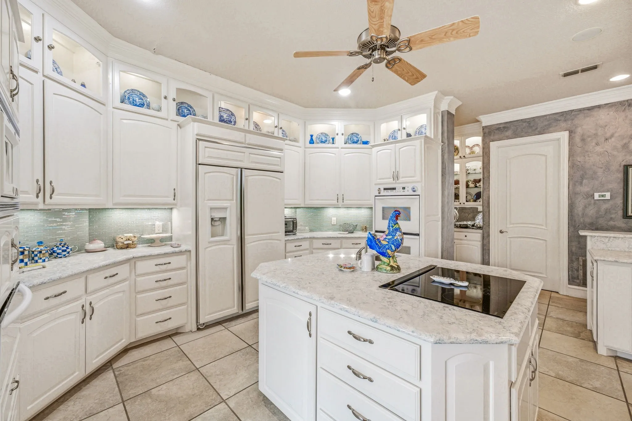 Single Family Residence For Sale in Hood County , 2002 W Emerald Bend Court, Granbury, Texas 76049, 4 Bedroom, 7 Bathroom, 2 Garage spaces, 5,904 Sqft, built in 2003, mls#21310631, Real Estate Agent in Granbury, Homes For Sale in Hood county, Homes For Sale in Granbury, Realtor in Granbury Texas, Real Estate Brokerage Independent Realty Texas, Luminita Cordes Realtor