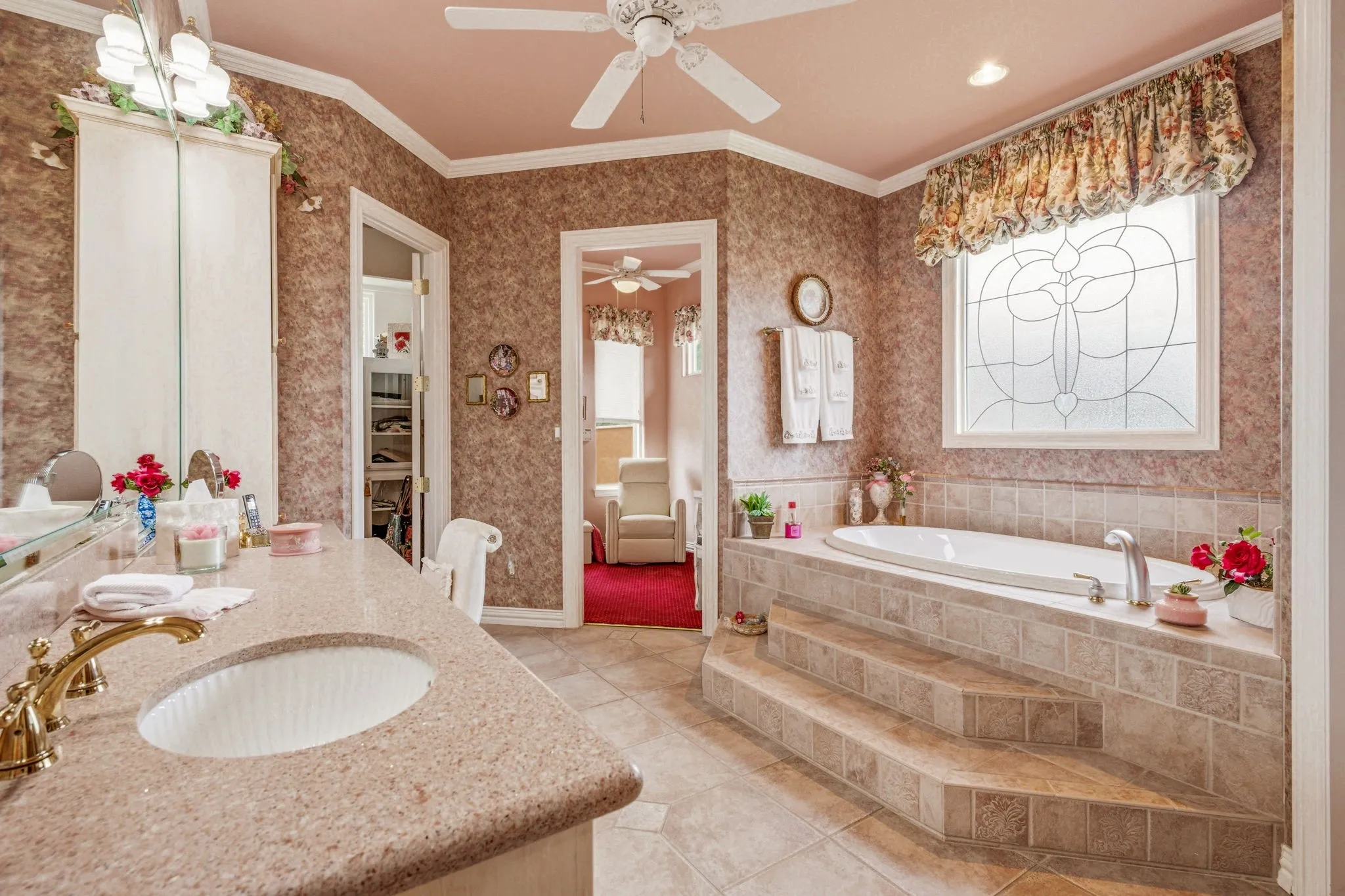 Single Family Residence For Sale in Hood County , 2002 W Emerald Bend Court, Granbury, Texas 76049, 4 Bedroom, 7 Bathroom, 2 Garage spaces, 5,904 Sqft, built in 2003, mls#21310631, Real Estate Agent in Granbury, Homes For Sale in Hood county, Homes For Sale in Granbury, Realtor in Granbury Texas, Real Estate Brokerage Independent Realty Texas, Luminita Cordes Realtor