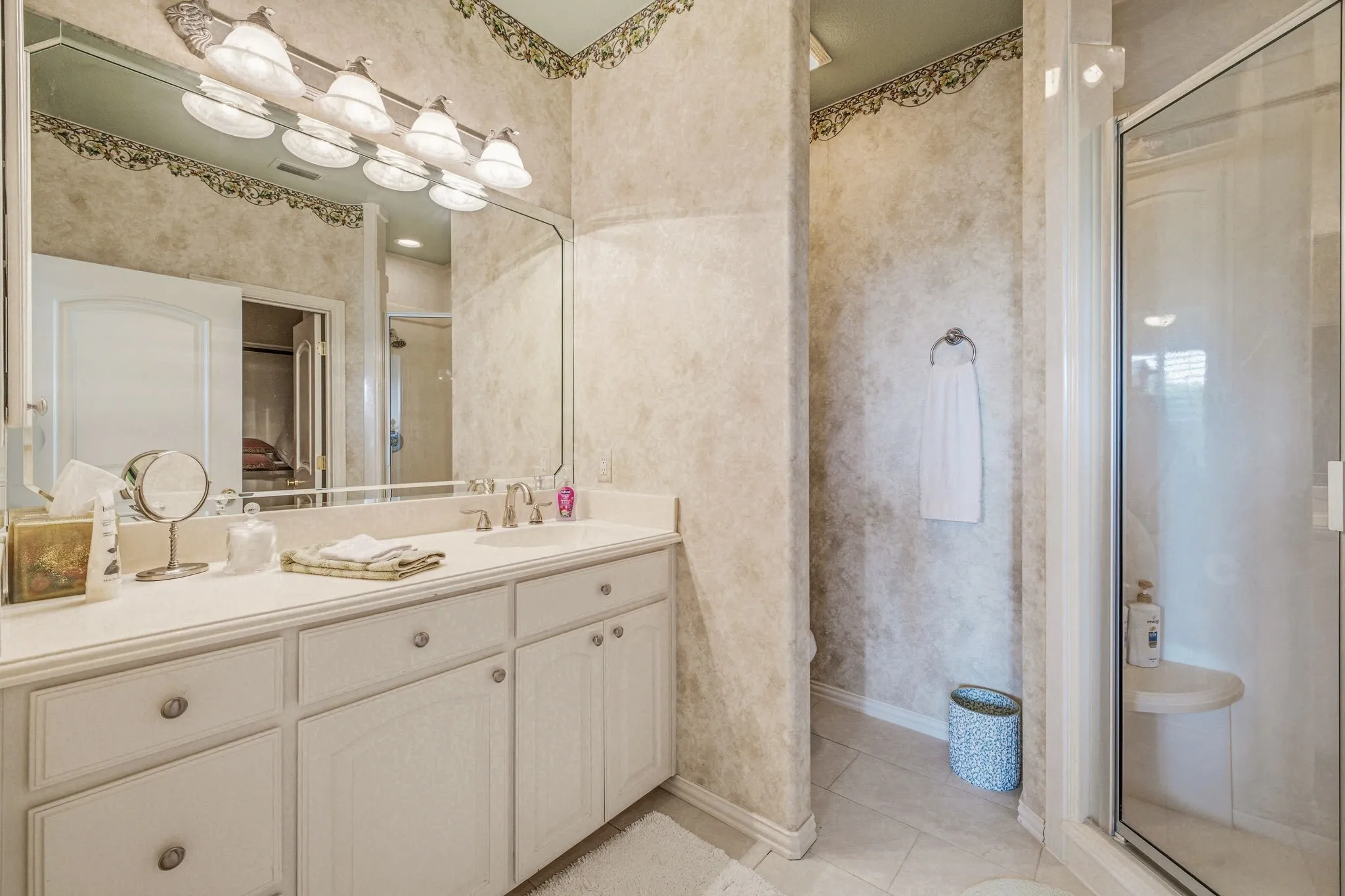 Single Family Residence For Sale in Hood County , 2002 W Emerald Bend Court, Granbury, Texas 76049, 4 Bedroom, 7 Bathroom, 2 Garage spaces, 5,904 Sqft, built in 2003, mls#21310631, Real Estate Agent in Granbury, Homes For Sale in Hood county, Homes For Sale in Granbury, Realtor in Granbury Texas, Real Estate Brokerage Independent Realty Texas, Luminita Cordes Realtor
