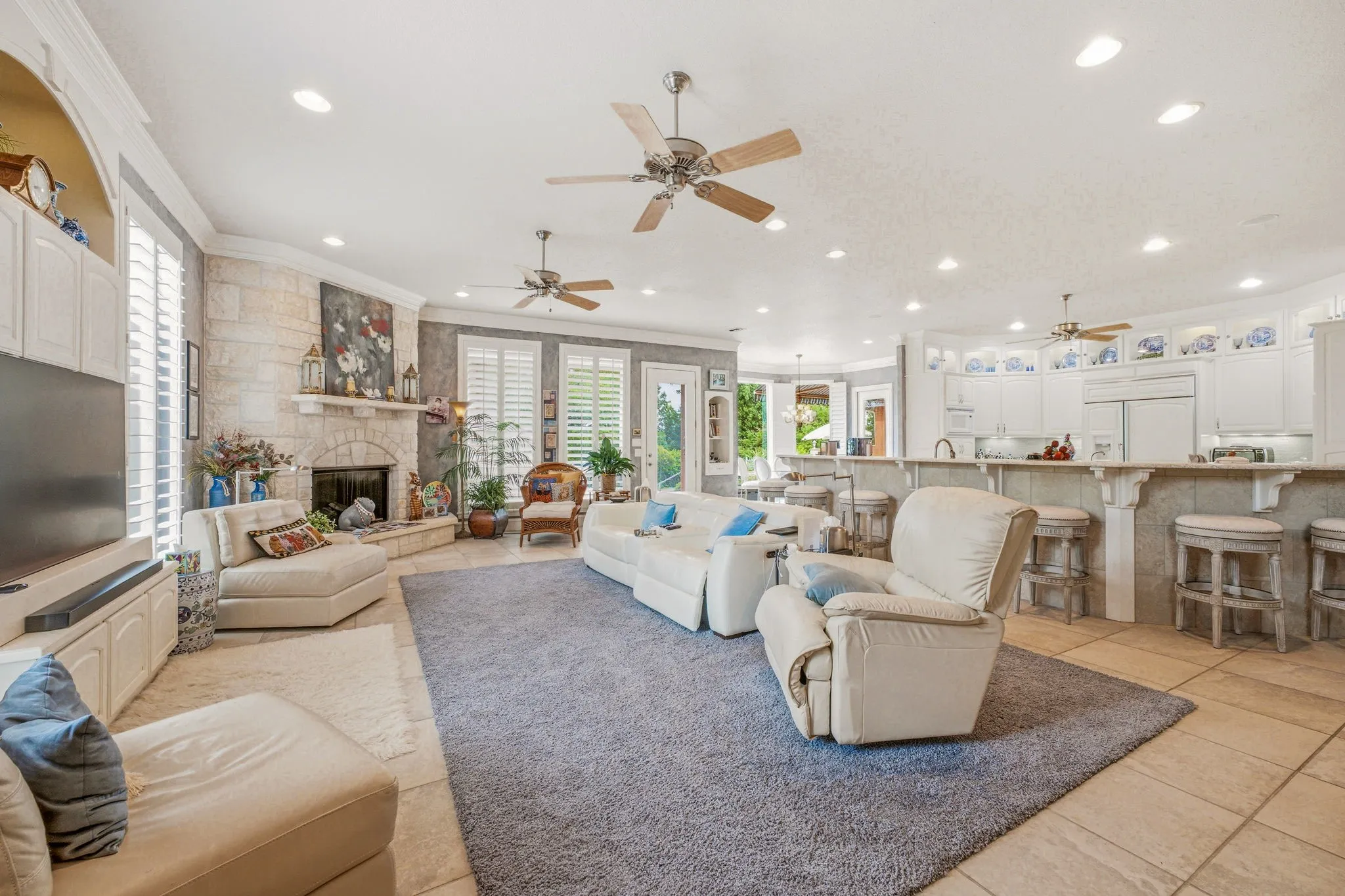 Single Family Residence For Sale in Hood County , 2002 W Emerald Bend Court, Granbury, Texas 76049, 4 Bedroom, 7 Bathroom, 2 Garage spaces, 5,904 Sqft, built in 2003, mls#21310631, Real Estate Agent in Granbury, Homes For Sale in Hood county, Homes For Sale in Granbury, Realtor in Granbury Texas, Real Estate Brokerage Independent Realty Texas, Luminita Cordes Realtor