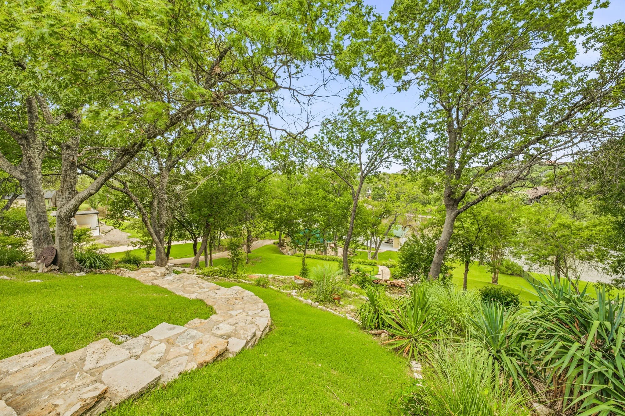 Single Family Residence For Sale in Hood County , 2002 W Emerald Bend Court, Granbury, Texas 76049, 4 Bedroom, 7 Bathroom, 2 Garage spaces, 5,904 Sqft, built in 2003, mls#21310631, Real Estate Agent in Granbury, Homes For Sale in Hood county, Homes For Sale in Granbury, Realtor in Granbury Texas, Real Estate Brokerage Independent Realty Texas, Luminita Cordes Realtor