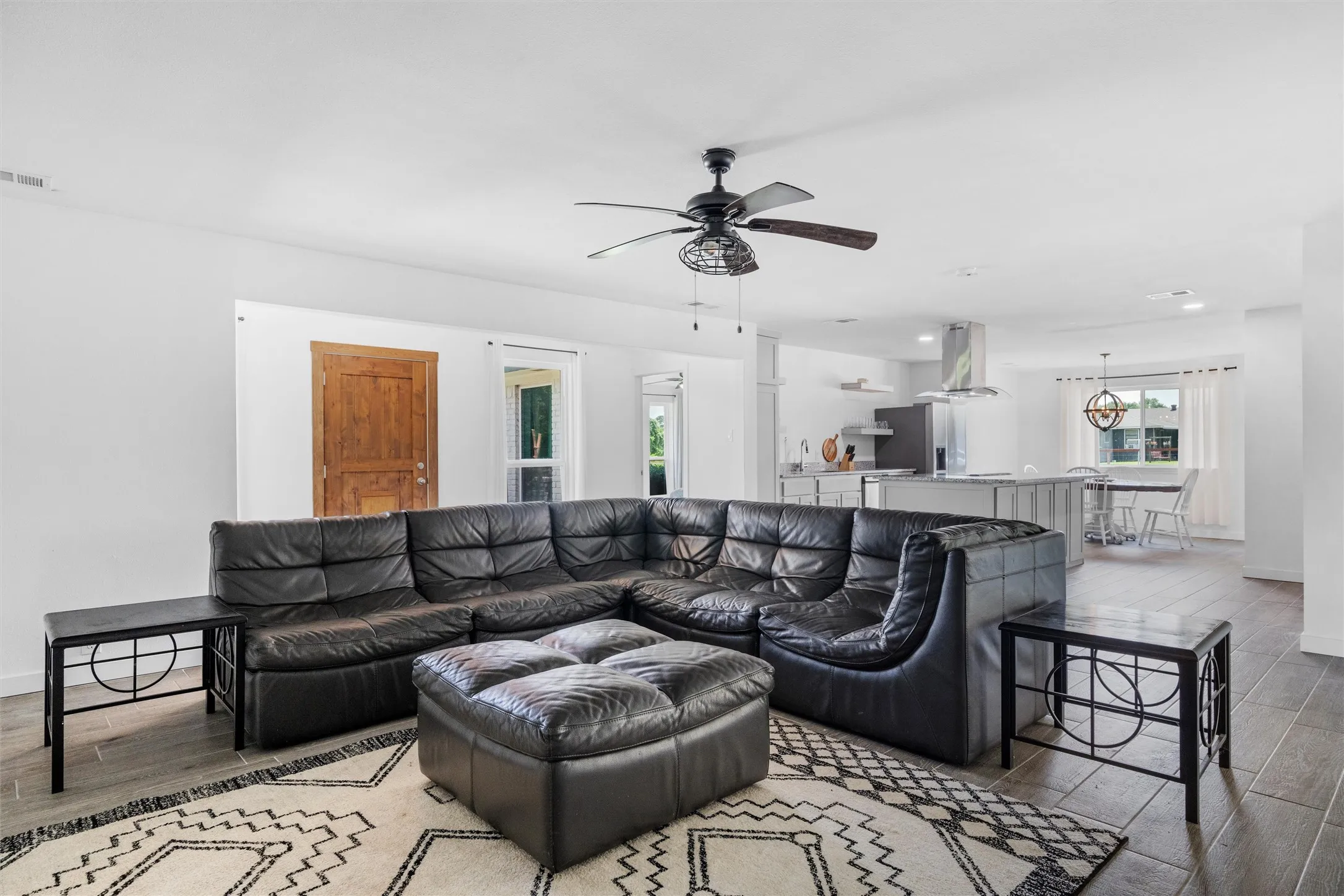 Single Family Residence For Sale in Kaufman County , 215 Pole Bridge Road, Seagoville, Texas 75159, 3 Bedroom, 2 Bathroom, 2 Garage spaces, 2,808 Sqft, built in 1979, mls#21304749, Real Estate Agent in Seagoville, Homes For Sale in Kaufman county, Homes For Sale in Seagoville, Realtor in Seagoville Texas, Real Estate Brokerage Independent Realty Texas, Luminita Cordes Realtor