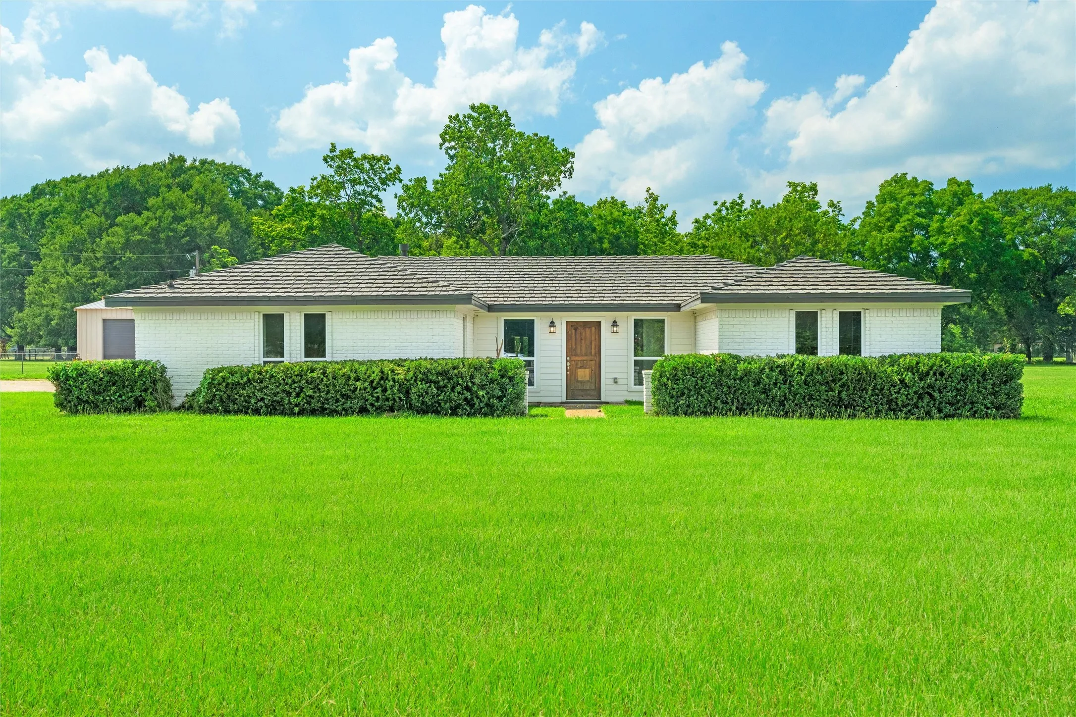 Single Family Residence For Sale in Kaufman County , 215 Pole Bridge Road, Seagoville, Texas 75159, 3 Bedroom, 2 Bathroom, 2 Garage spaces, 2,808 Sqft, built in 1979, mls#21304749, Real Estate Agent in Seagoville, Homes For Sale in Kaufman county, Homes For Sale in Seagoville, Realtor in Seagoville Texas, Real Estate Brokerage Independent Realty Texas, Luminita Cordes Realtor