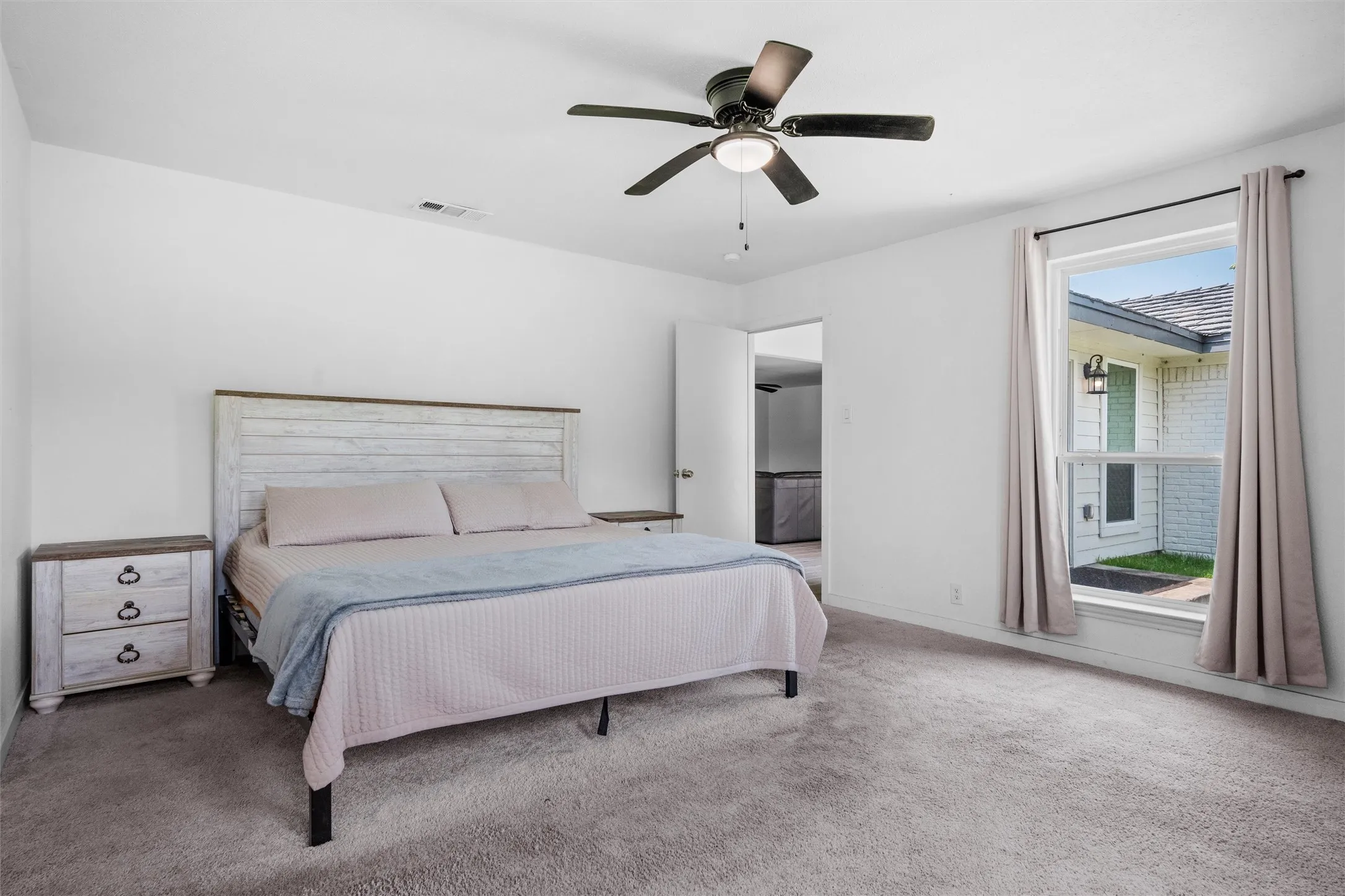 Single Family Residence For Sale in Kaufman County , 215 Pole Bridge Road, Seagoville, Texas 75159, 3 Bedroom, 2 Bathroom, 2 Garage spaces, 2,808 Sqft, built in 1979, mls#21304749, Real Estate Agent in Seagoville, Homes For Sale in Kaufman county, Homes For Sale in Seagoville, Realtor in Seagoville Texas, Real Estate Brokerage Independent Realty Texas, Luminita Cordes Realtor