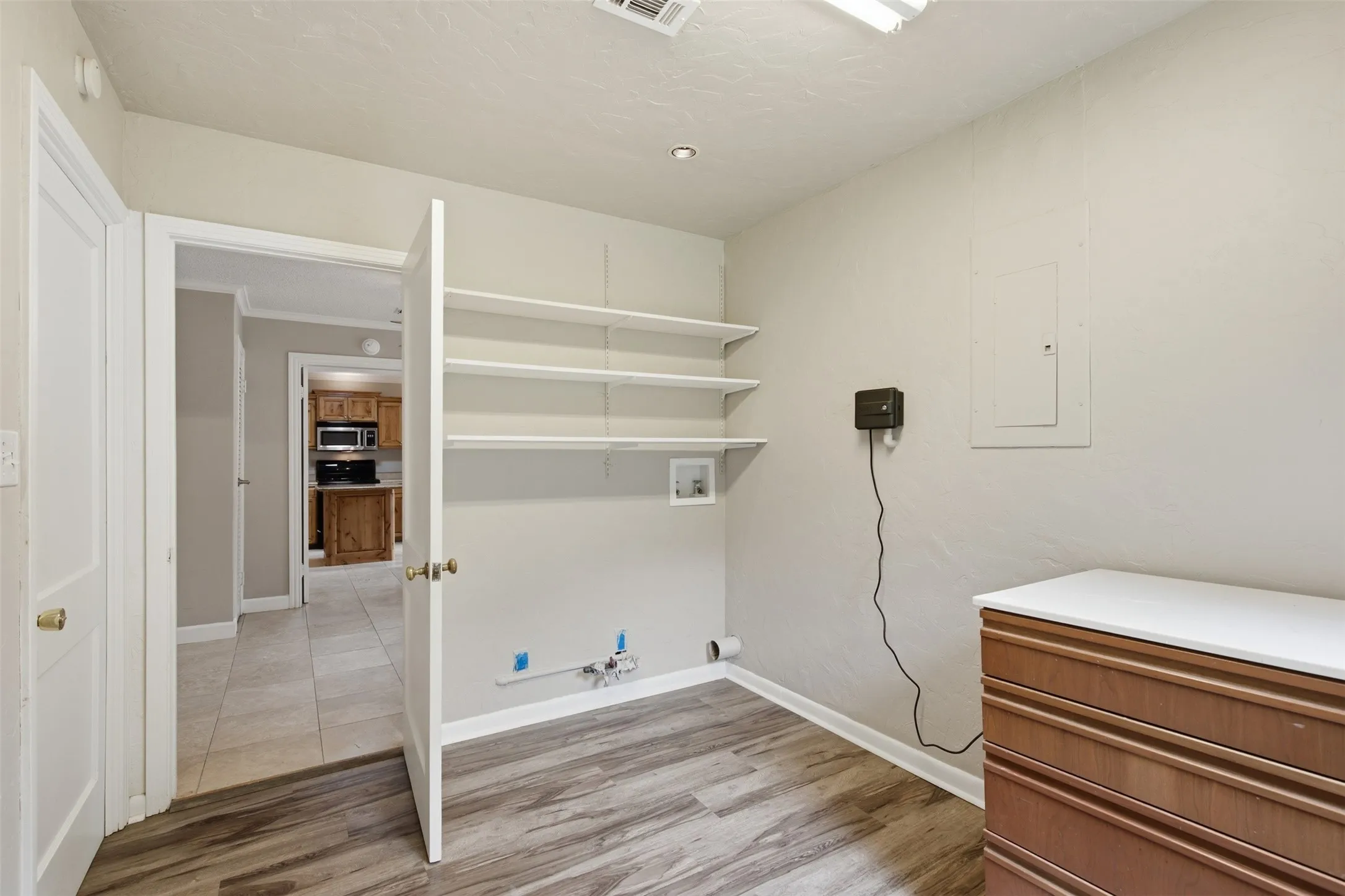 Single Family Residence For Sale in Tarrant County , 909 Keith Pumphrey Drive, River Oaks, Texas 76114, 2 Bedroom, 1 Bathroom, 1 Garage spaces, 1,177 Sqft, built in 1951, mls#21310834, Real Estate Agent in River Oaks, Homes For Sale in Tarrant county, Homes For Sale in River Oaks, Realtor in River Oaks Texas, Real Estate Brokerage Independent Realty Texas, Luminita Cordes Realtor