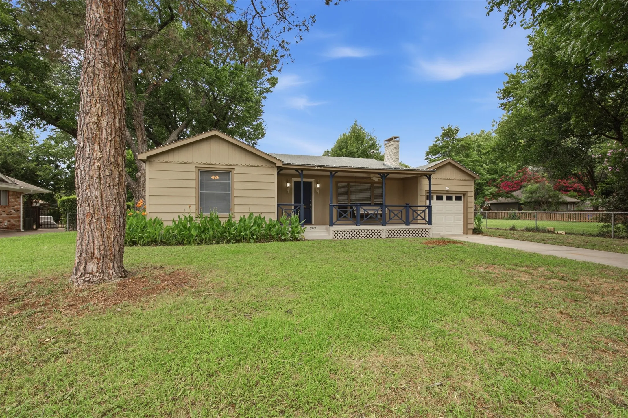 Single Family Residence For Sale in Tarrant County , 909 Keith Pumphrey Drive, River Oaks, Texas 76114, 2 Bedroom, 1 Bathroom, 1 Garage spaces, 1,177 Sqft, built in 1951, mls#21310834, Real Estate Agent in River Oaks, Homes For Sale in Tarrant county, Homes For Sale in River Oaks, Realtor in River Oaks Texas, Real Estate Brokerage Independent Realty Texas, Luminita Cordes Realtor
