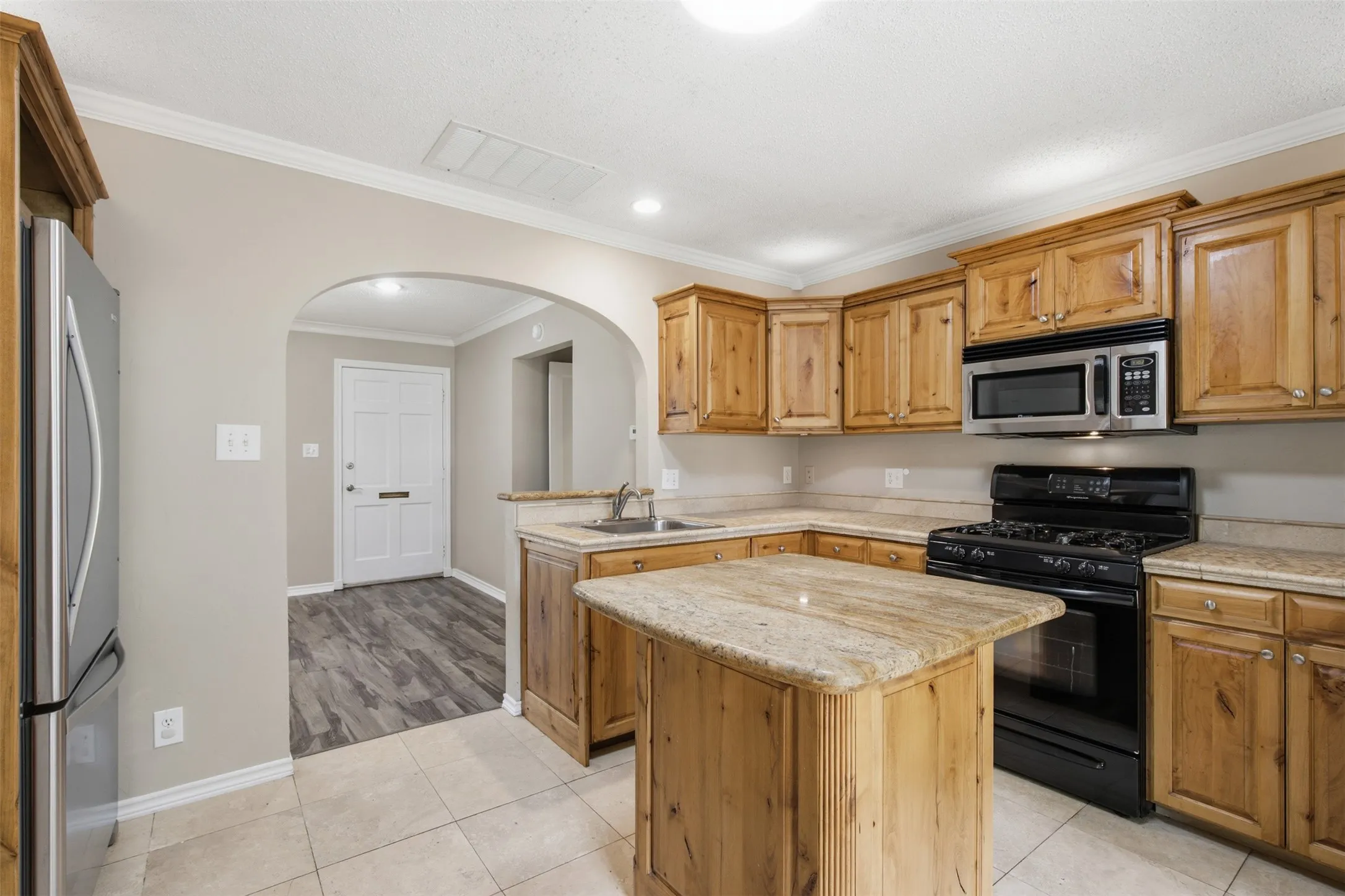 Single Family Residence For Sale in Tarrant County , 909 Keith Pumphrey Drive, River Oaks, Texas 76114, 2 Bedroom, 1 Bathroom, 1 Garage spaces, 1,177 Sqft, built in 1951, mls#21310834, Real Estate Agent in River Oaks, Homes For Sale in Tarrant county, Homes For Sale in River Oaks, Realtor in River Oaks Texas, Real Estate Brokerage Independent Realty Texas, Luminita Cordes Realtor