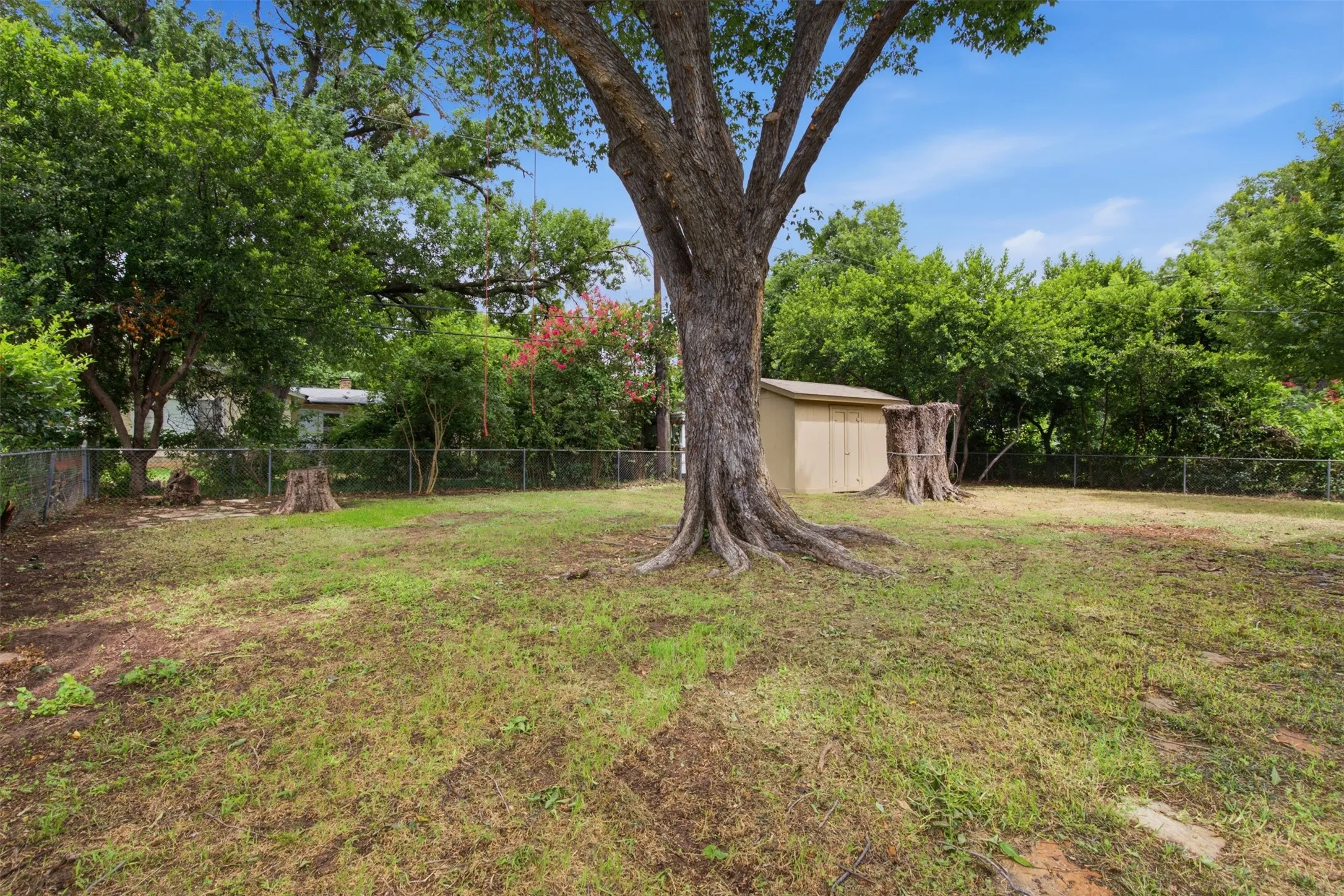 Single Family Residence For Sale in Tarrant County , 909 Keith Pumphrey Drive, River Oaks, Texas 76114, 2 Bedroom, 1 Bathroom, 1 Garage spaces, 1,177 Sqft, built in 1951, mls#21310834, Real Estate Agent in River Oaks, Homes For Sale in Tarrant county, Homes For Sale in River Oaks, Realtor in River Oaks Texas, Real Estate Brokerage Independent Realty Texas, Luminita Cordes Realtor