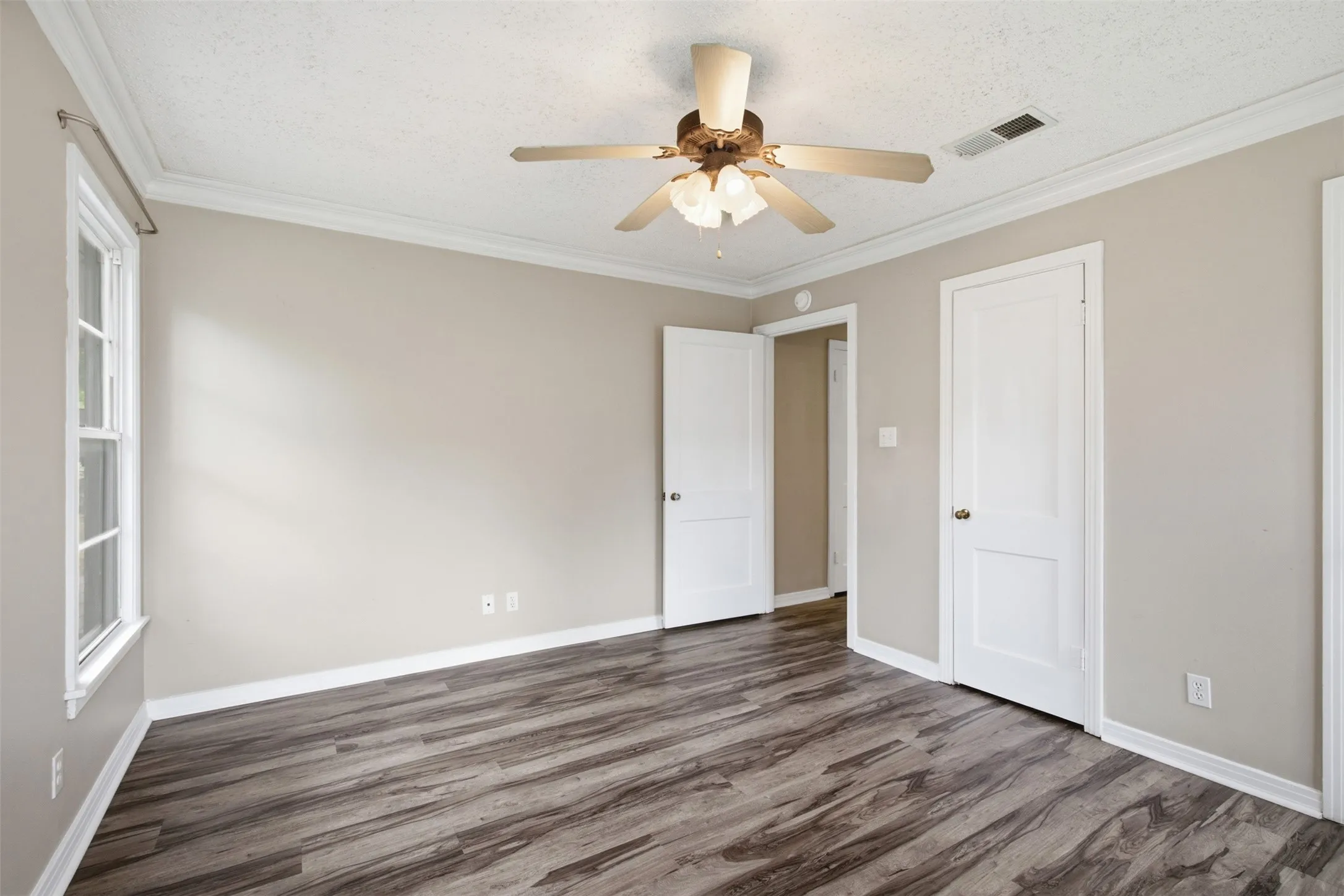 Single Family Residence For Sale in Tarrant County , 909 Keith Pumphrey Drive, River Oaks, Texas 76114, 2 Bedroom, 1 Bathroom, 1 Garage spaces, 1,177 Sqft, built in 1951, mls#21310834, Real Estate Agent in River Oaks, Homes For Sale in Tarrant county, Homes For Sale in River Oaks, Realtor in River Oaks Texas, Real Estate Brokerage Independent Realty Texas, Luminita Cordes Realtor